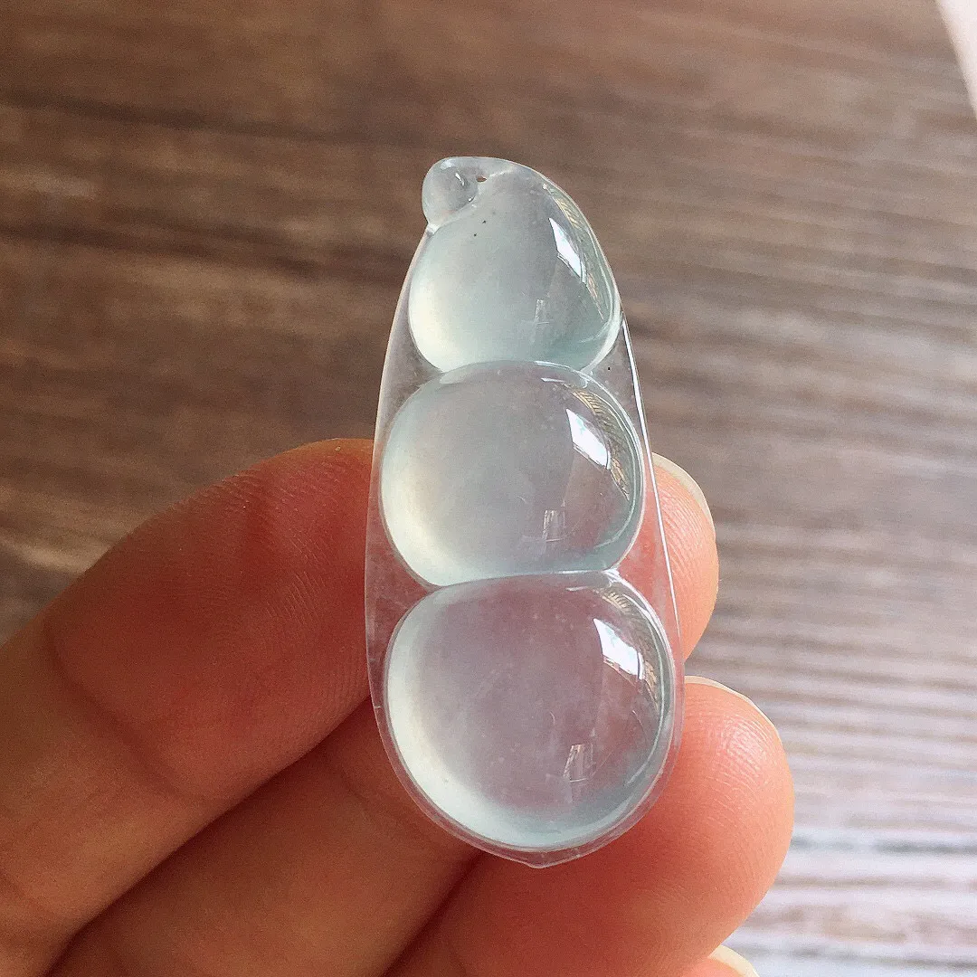 冰晴底福豆一对，镶嵌佳品，冰润细腻，种水足，整体尺寸39.2*16.8*7.2