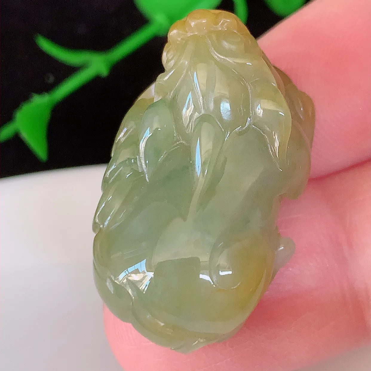 自然光实拍，冰黄翡招财貔貅翡翠吊坠，民间有“一摸貔貅运程旺盛，再摸貔貅财运滚滚，三摸貔貅平步青云 ”的美好祝愿。#81.18