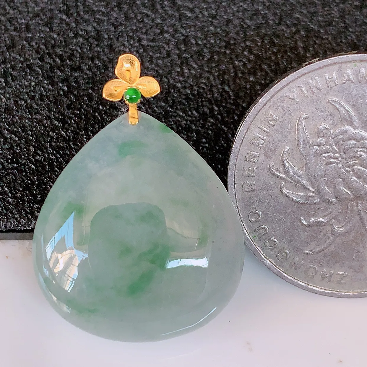 18k金镶嵌冰种飘花翡翠水滴吊坠，沁人心脾，精致典雅的设计，为佩戴者，增添色彩，送礼自留都是佳品选择！#94.18