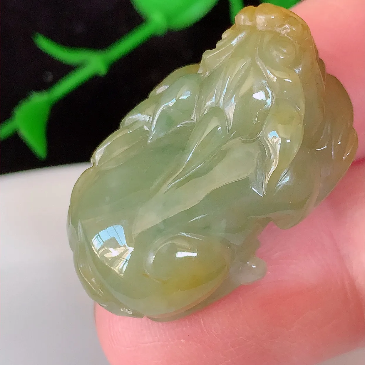 自然光实拍，冰黄翡招财貔貅翡翠吊坠，民间有“一摸貔貅运程旺盛，再摸貔貅财运滚滚，三摸貔貅平步青云 ”