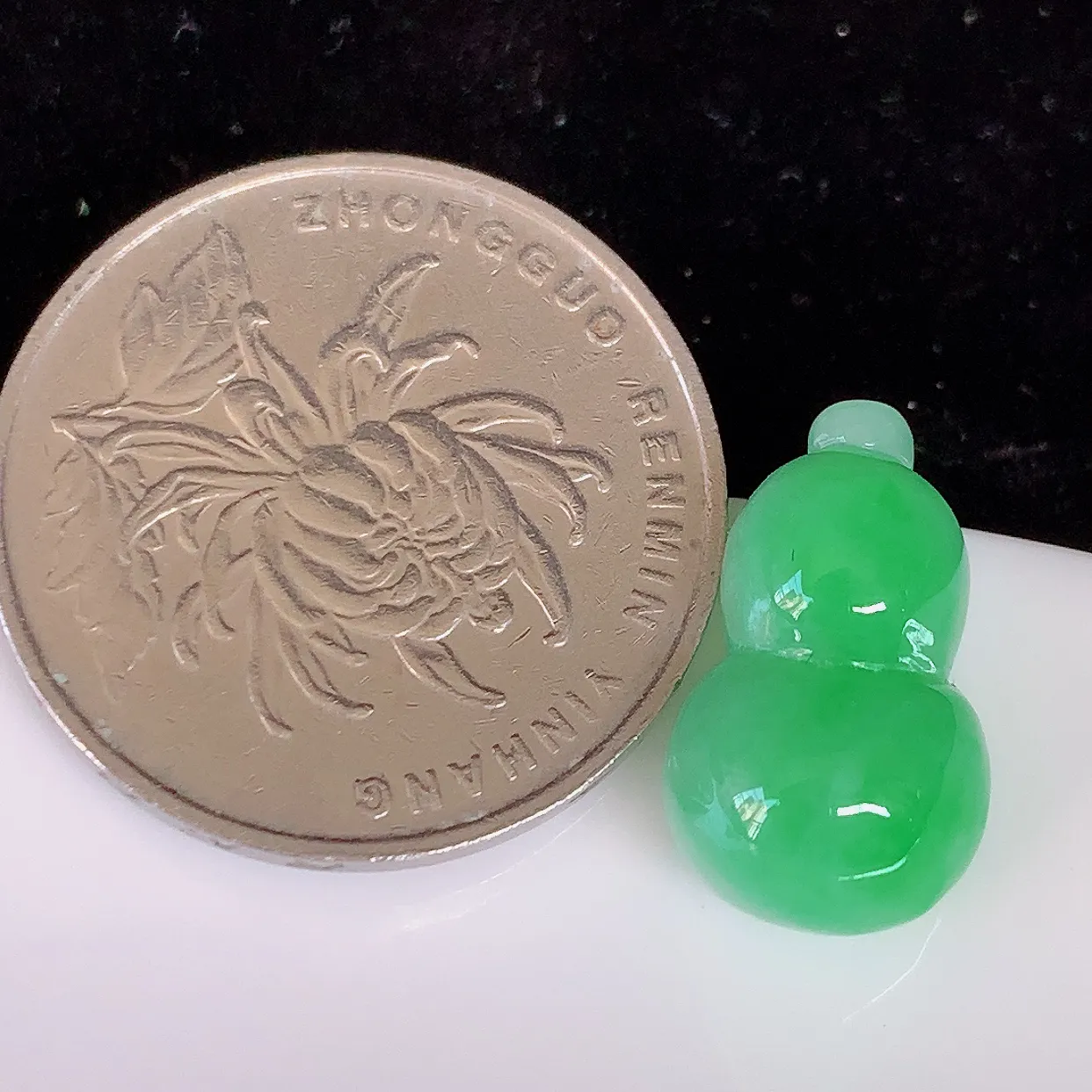 自然光实拍，冰润绿翡翠葫芦戒面，蛋面，种老水足，雕工精湛 ，寓意美好，佩戴时尚出众！#05.18尺寸17*10.5*8.5mm