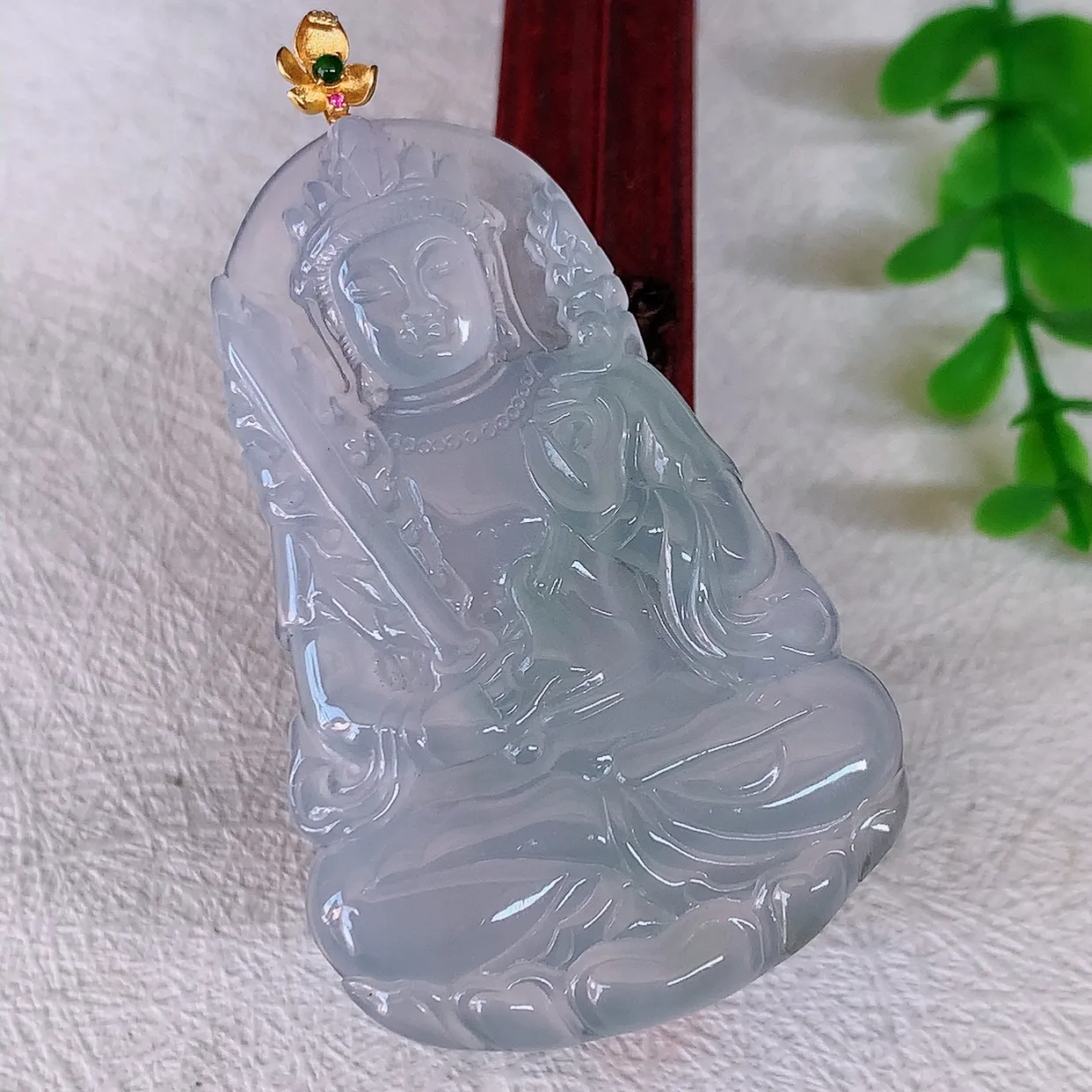 自然光实拍，18K金镶嵌冰种翡翠虚空藏菩萨吊坠，赐福翡翠观音，翠绿迷人，观音面相端庄，佩戴时尚出众！#1.18整体62.5裸石55*35.5*4.8
