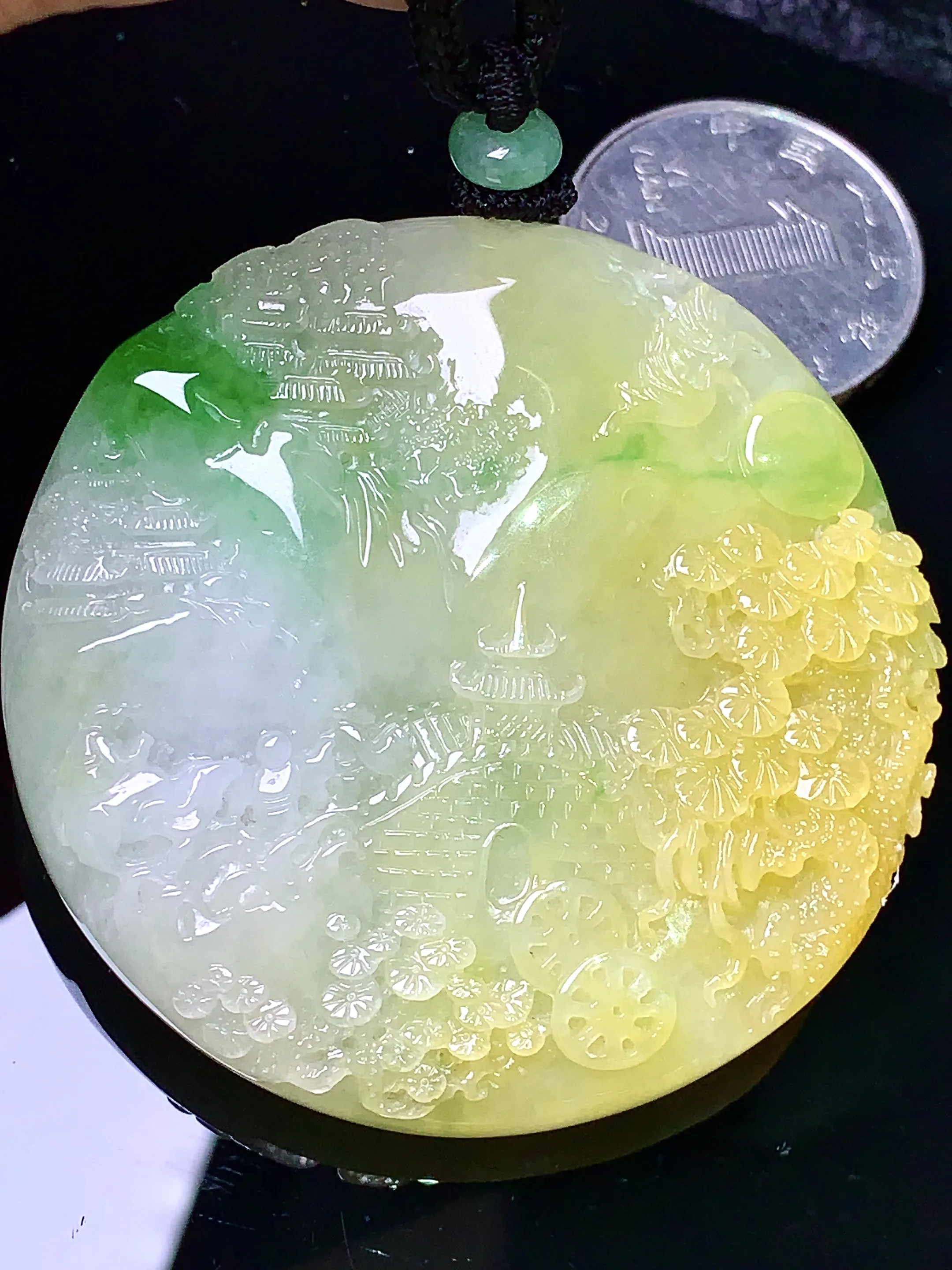 黄绿山水牌子吊坠 玉质细腻 色泽艳丽  整体尺寸53.5*10.3