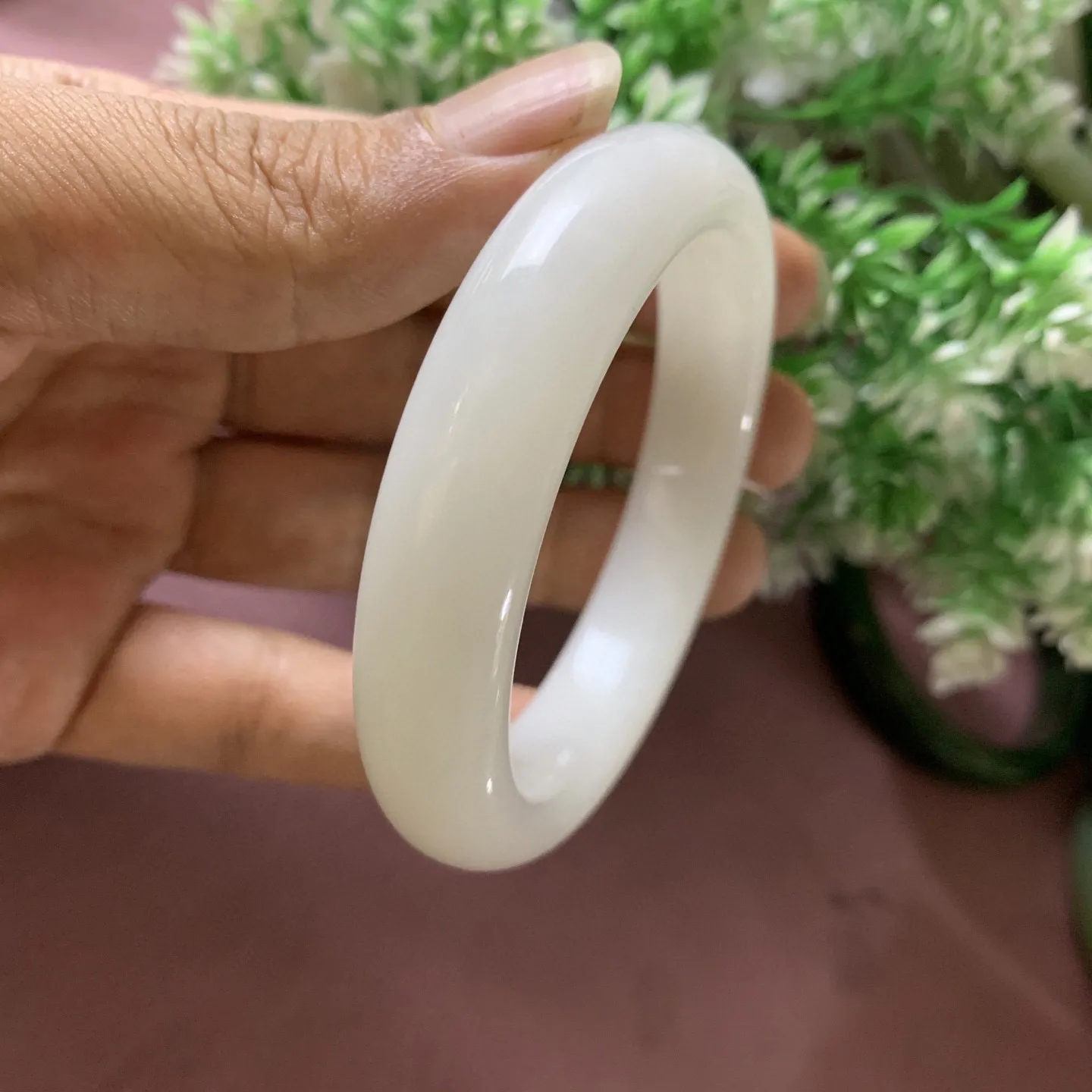 和田玉53.5圈口羊脂白手镯，圈口53.5宽13mm玉质特细腻油润，高脂粉，高品质，萦绕腕间时，古韵不失时尚，素雅不失品味，细腻光滑的触感，使人沉醉，气质高雅