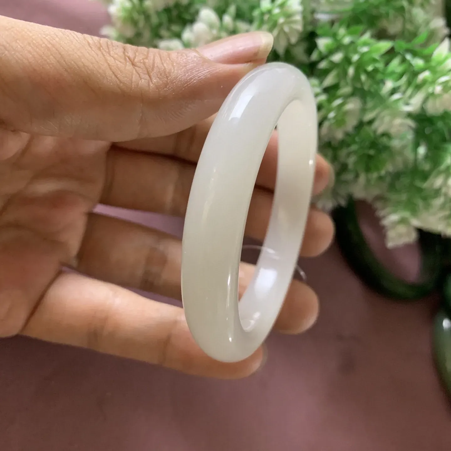 冰透白，和田玉52圈口羊脂白手镯，玉质特细腻油润，高脂粉，高品质，萦绕腕间时，古韵不失时尚，素雅不失