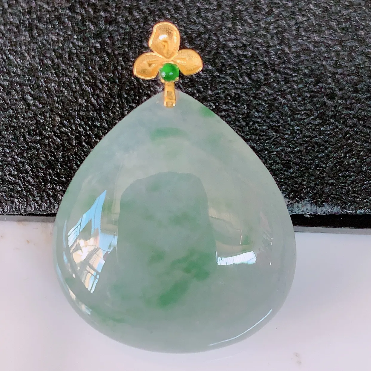 18k金镶嵌冰种飘花翡翠水滴吊坠，沁人心脾，精致典雅的设计，为佩戴者，增添色彩，送礼自留都是佳品选择！#94.18