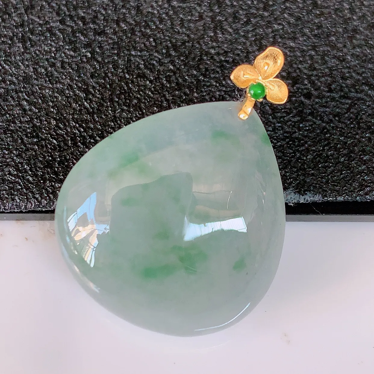 18k金镶嵌冰种飘花翡翠水滴吊坠，沁人心脾，精致典雅的设计，为佩戴者，增添色彩，送礼自留都是佳品选择