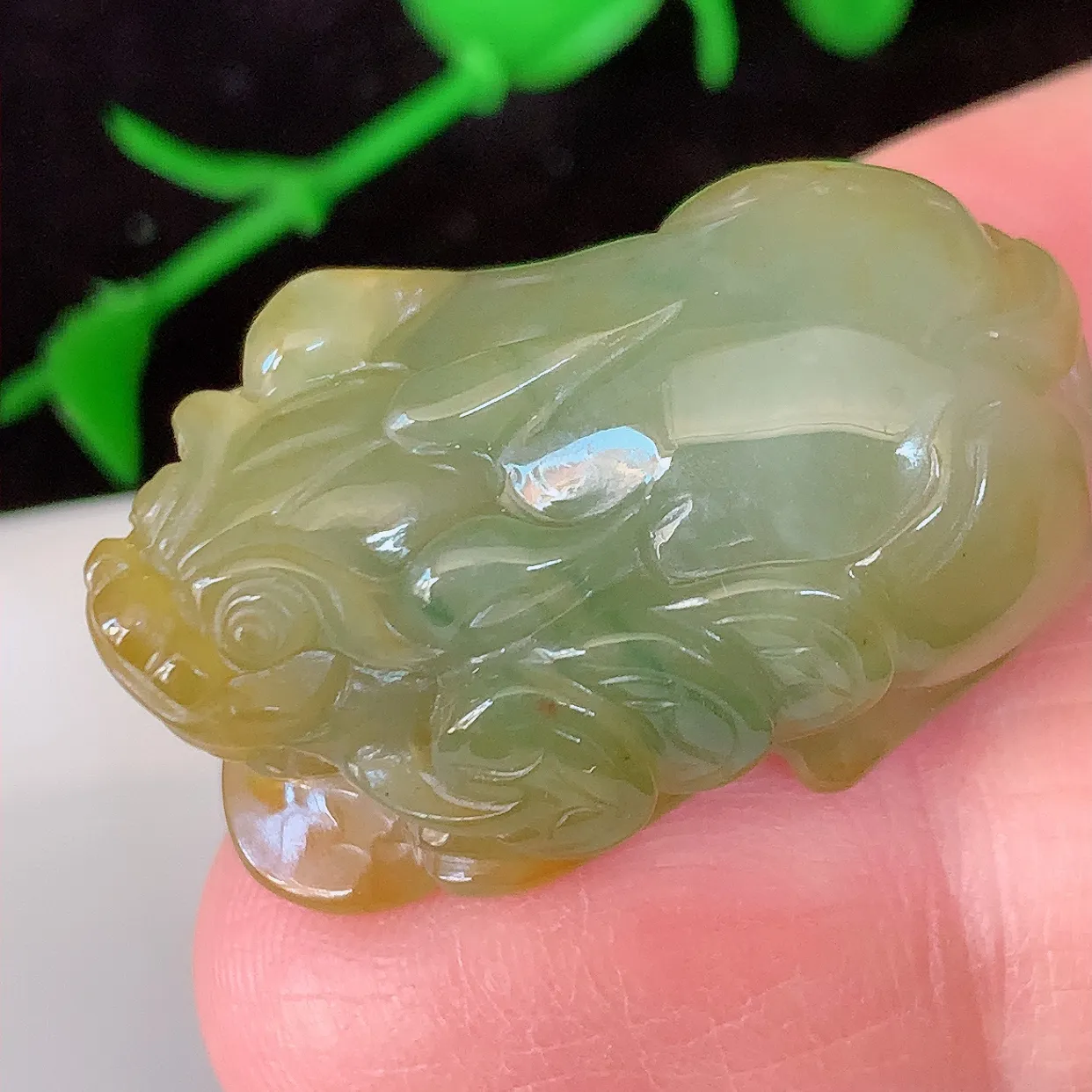 自然光实拍，冰黄翡招财貔貅翡翠吊坠，民间有“一摸貔貅运程旺盛，再摸貔貅财运滚滚，三摸貔貅平步青云 ”的美好祝愿。#81.18