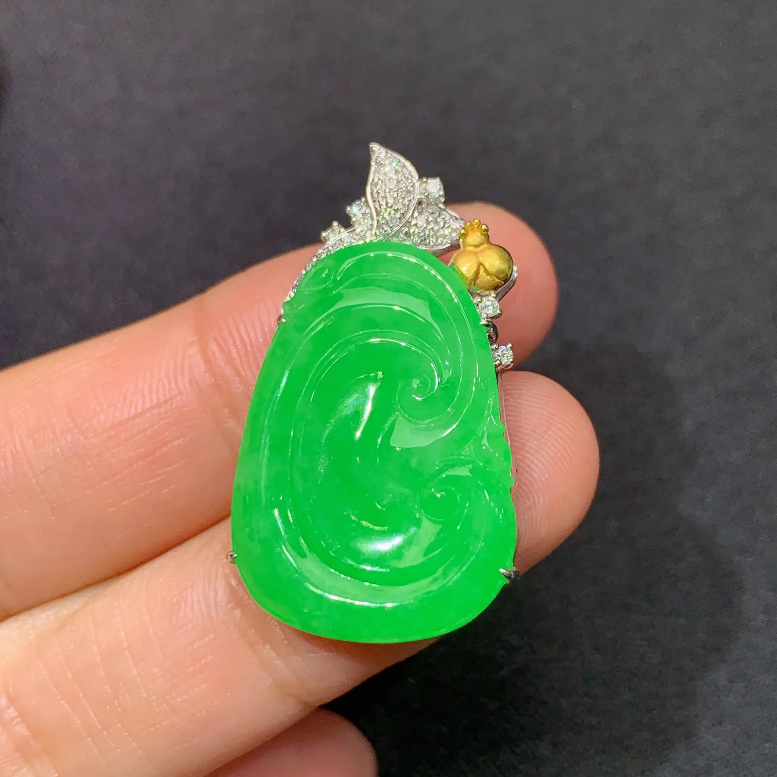 阳绿如意吊坠，18k金镶嵌，色泽鲜阳，冰润细腻，种水足 尺寸30.1*17.5*4.9