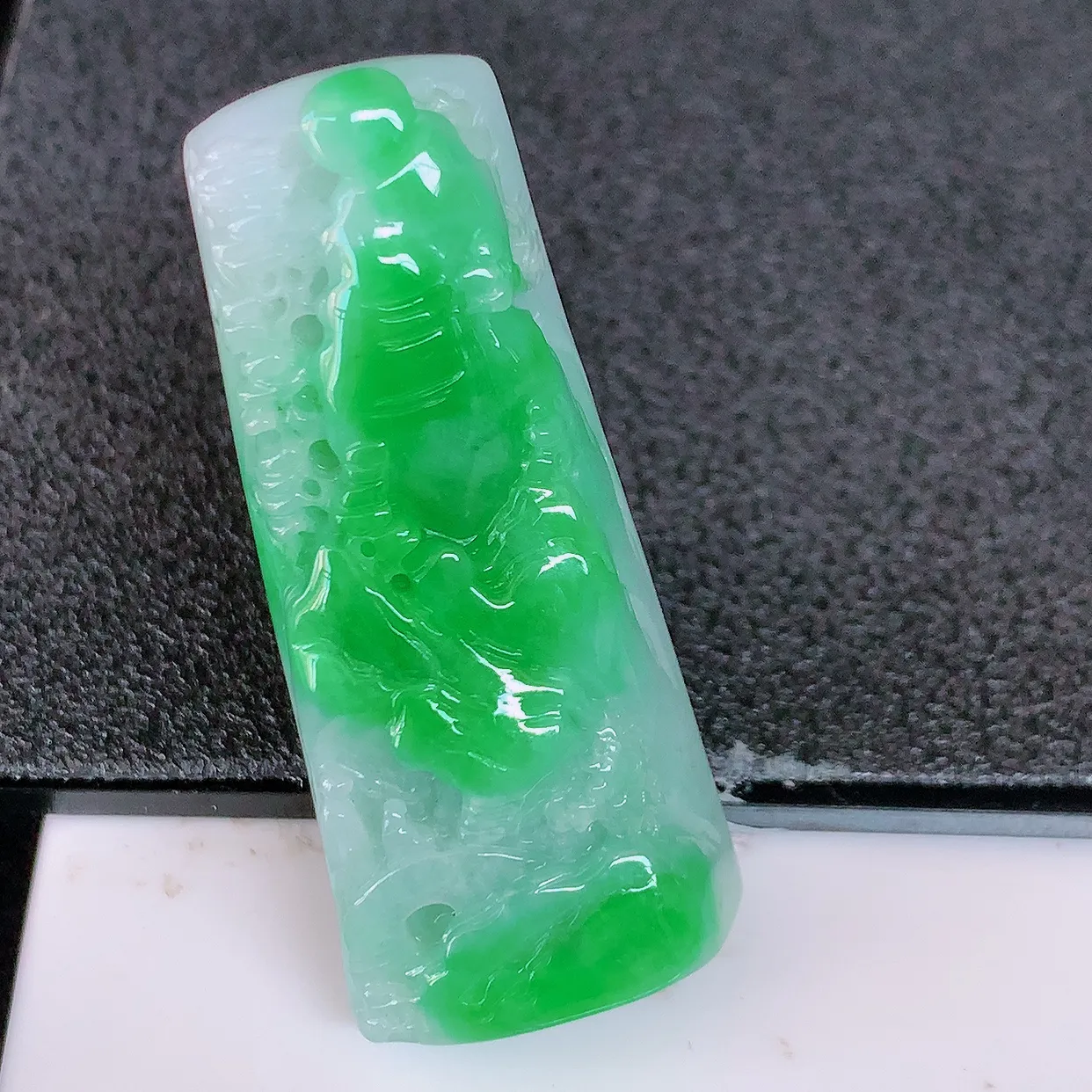 自然光实拍，冰润飘辣绿山水牌吊坠，翡翠山水，立体生动形象，山水素材布局合理，意境感佳，佩戴上身效果更