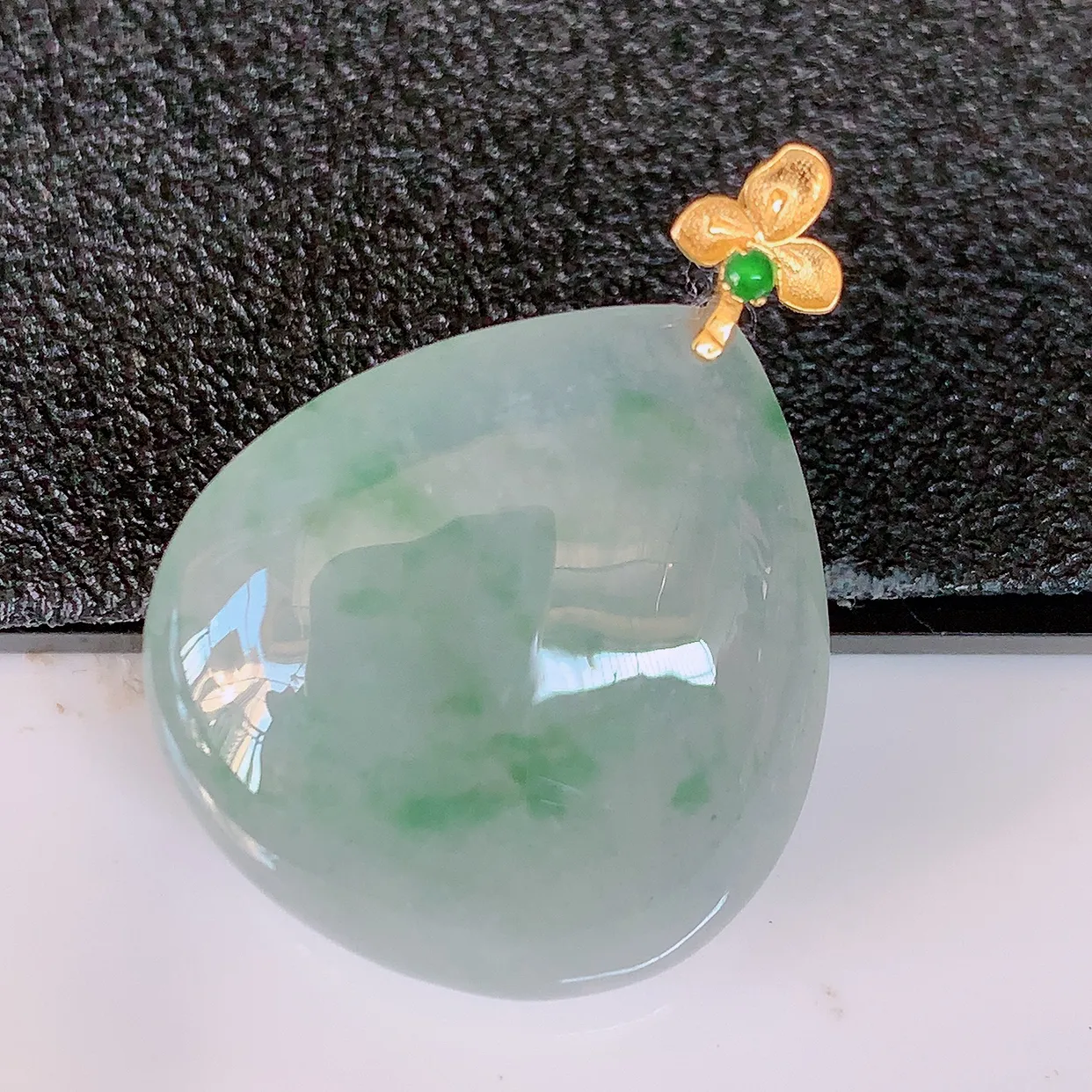 18k金镶嵌冰种飘花翡翠水滴吊坠，沁人心脾，精致典雅的设计，为佩戴者，增添色彩，送礼自留都是佳品选择！#94.18