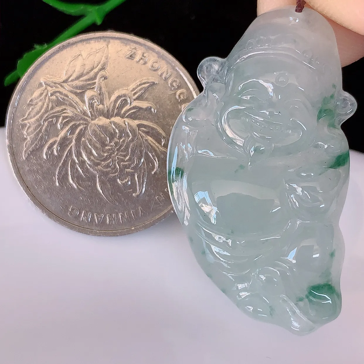 自然光实拍，冰种飘花翡翠财神爷吊坠，翡翠招财财神爷，财神到你家里来，年年月月发大财，形态极为讨喜，佩戴效果招财迷人#81.18