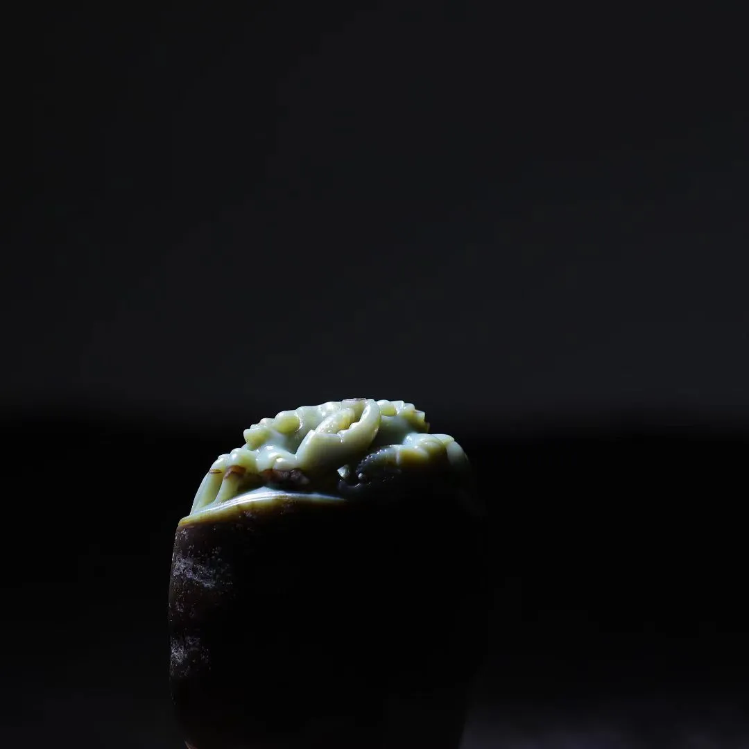 月末限定款——特色小螃蟹的寓意是什么
1️⃣螃蟹🦀八条腿象征着“八面来财”和“财运亨通”，因为“八”与“发”在谐音上相似，代表着发财的意思；

2️⃣两个大钳子象征着抓住财富，有时也被称为“横财大将军”，意味着横行霸道，财运亨通；

螃蟹也与学业成功相关联，特别是与“解元”相关，代表着金榜题名和才华横溢；

螃蟹八只脚稳稳地落在地上，寓意着事业稳定，步步高升；

螃蟹与“敢吃螃蟹”相联系，象征着勇于开拓创新的精神。
75-48-20mm，110g