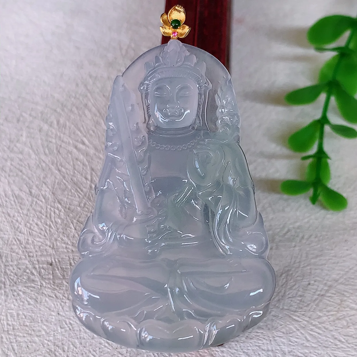 自然光实拍，18K金镶嵌冰种翡翠虚空藏菩萨吊坠，赐福翡翠观音，翠绿迷人，观音面相端庄，佩戴时尚出众！#1.18整体62.5裸石55*35.5*4.8