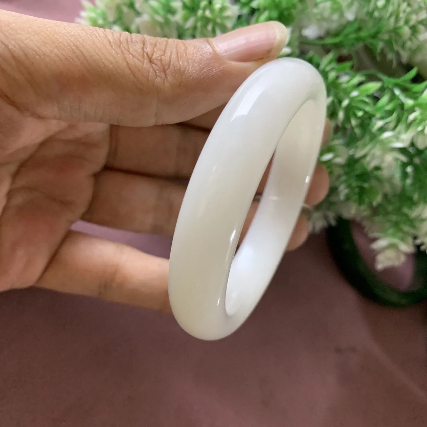 和田玉53.5圈口羊脂白手镯，圈口53.5宽13mm玉质特细腻油润，高脂粉，高品质，萦绕腕间时，古韵不失时尚，素雅不失品味，细腻光滑的触感，使人沉醉，气质高雅