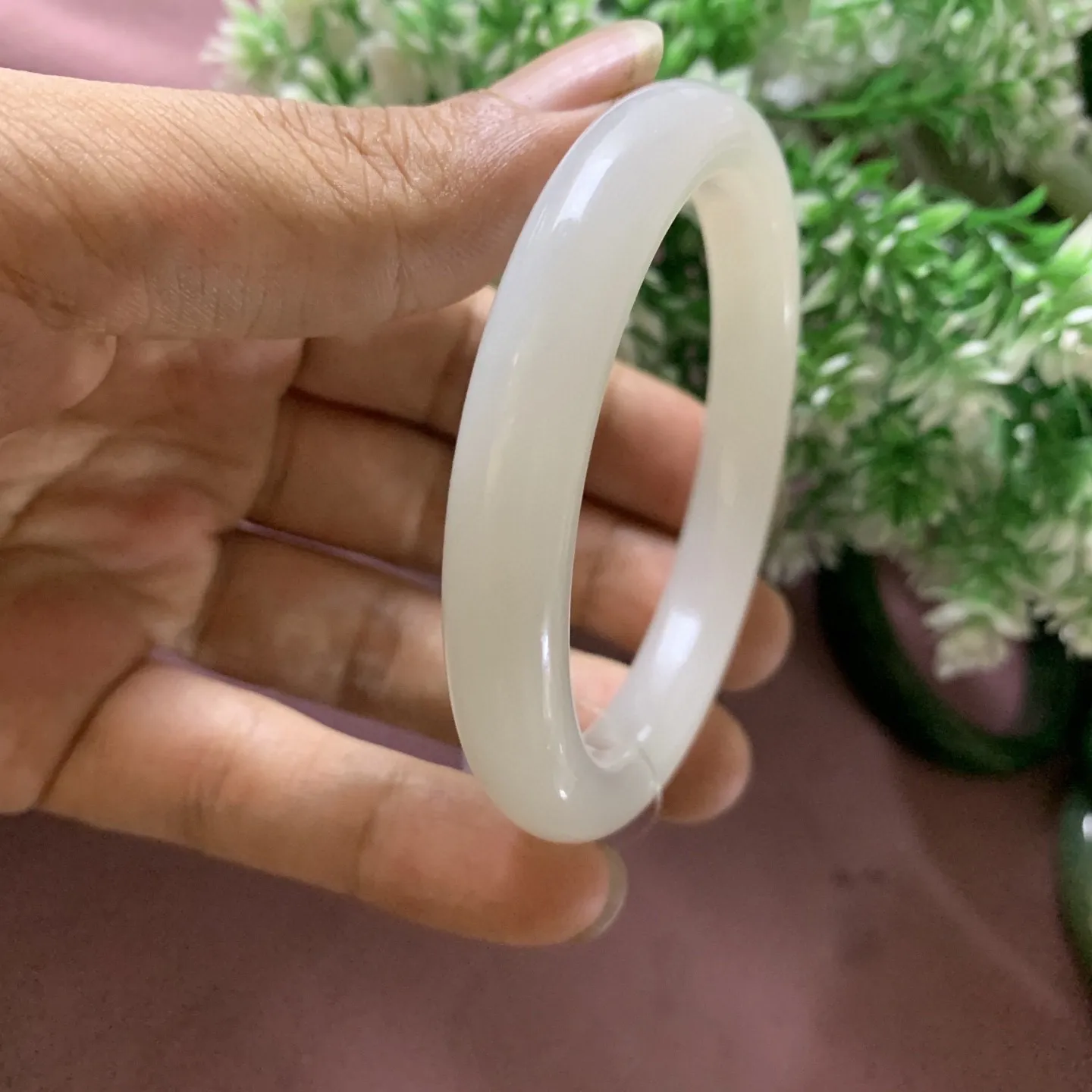 和田玉57圈口羊脂白手镯，玉质特细腻油润，高脂粉，高品质，萦绕腕间时，古韵不失时尚，素雅不失品味，细腻光滑的触感，使人沉醉，气质高雅