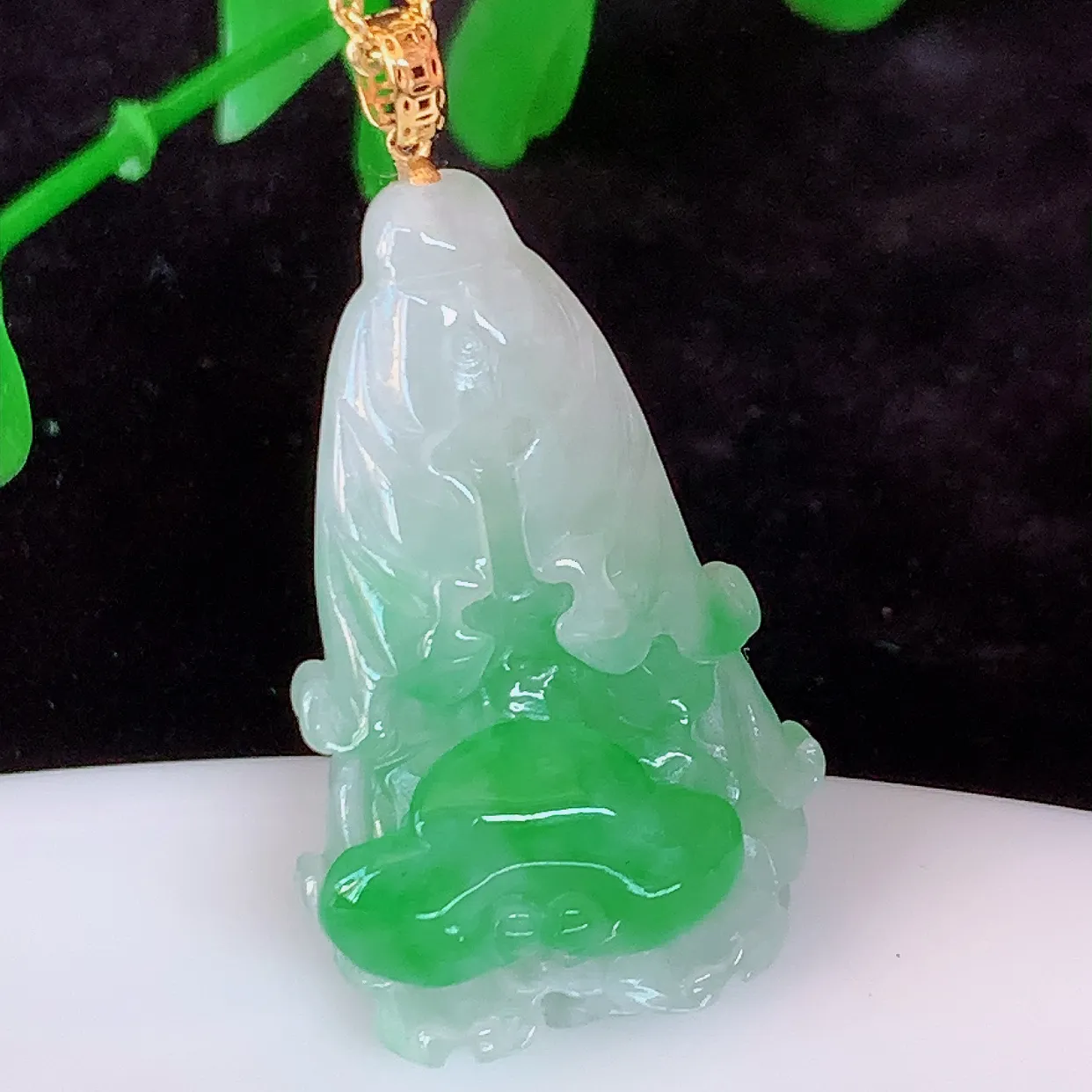 18K金镶嵌冰飘绿翡翠招百财白菜吊坠，百财聚来，财源滚滚，色泽鲜艳，精工水润的白菜，性价比高！#1.18