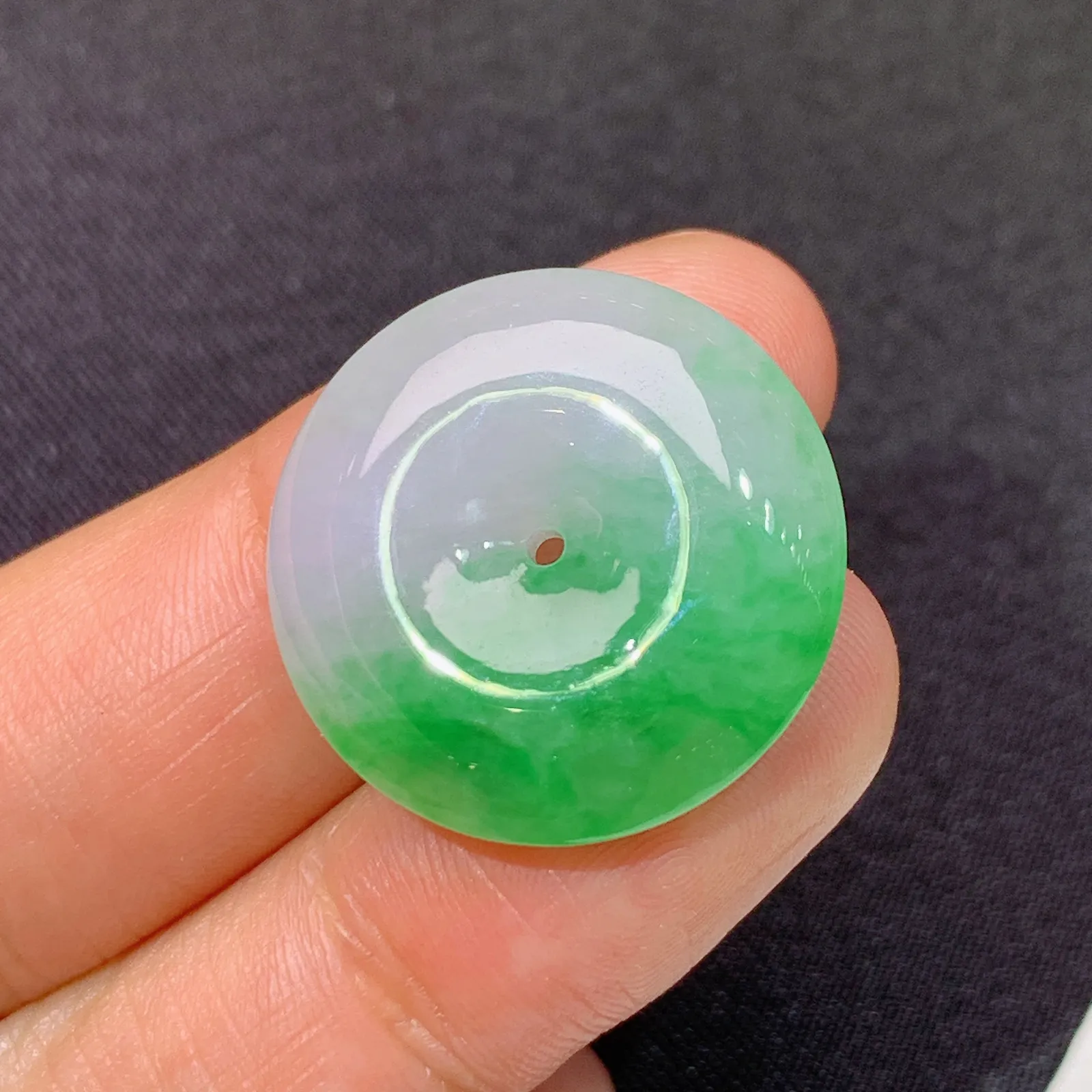 飘绿平安扣，冰润色阳，玉质细腻，种水足 尺寸21.8*6