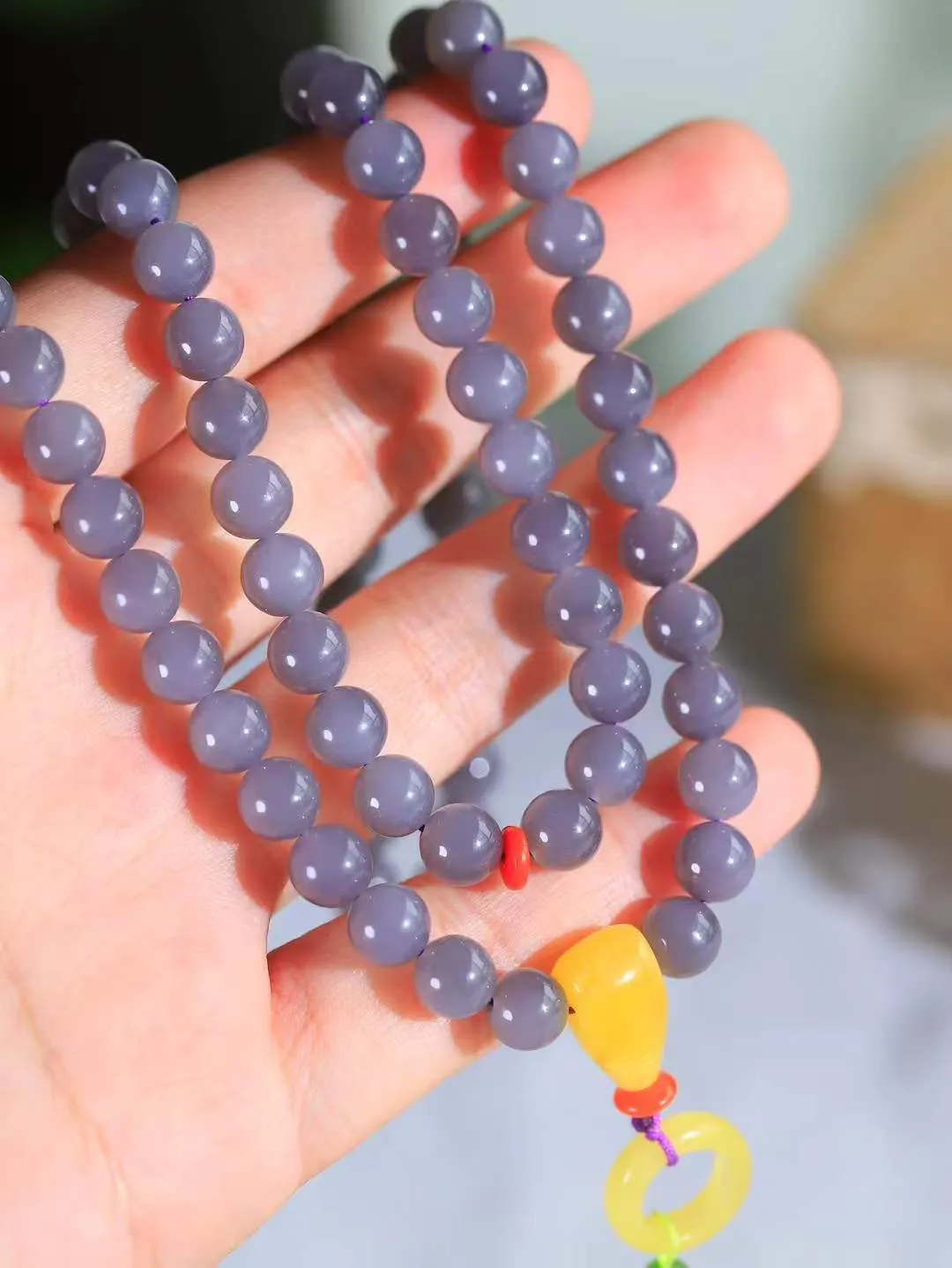 【链.108】

精品️和田玉烟紫圆珠挂链 玉质温润细腻 油性十足 佩戴舒适。珠珠落玉盘，间关莺语花底滑，一生美好时光，无论身在何处，都有它相伴相守。事事顺遂，幸福美满，吉祥如意。重92克 尺寸取一8mm FDL-11901838
