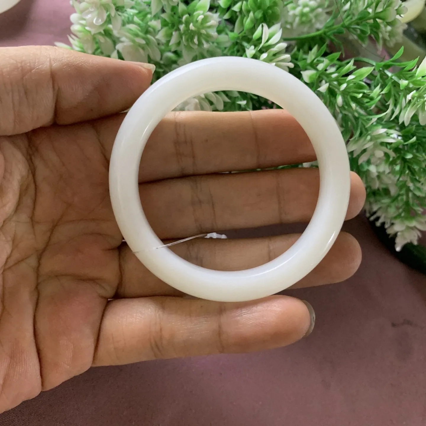 和田玉51圈口羊脂白手镯，玉质特细腻油润，高脂粉，高品质，萦绕腕间时，古韵不失时尚，素雅不失品味，细腻光滑的触感，使人沉醉，气质高雅