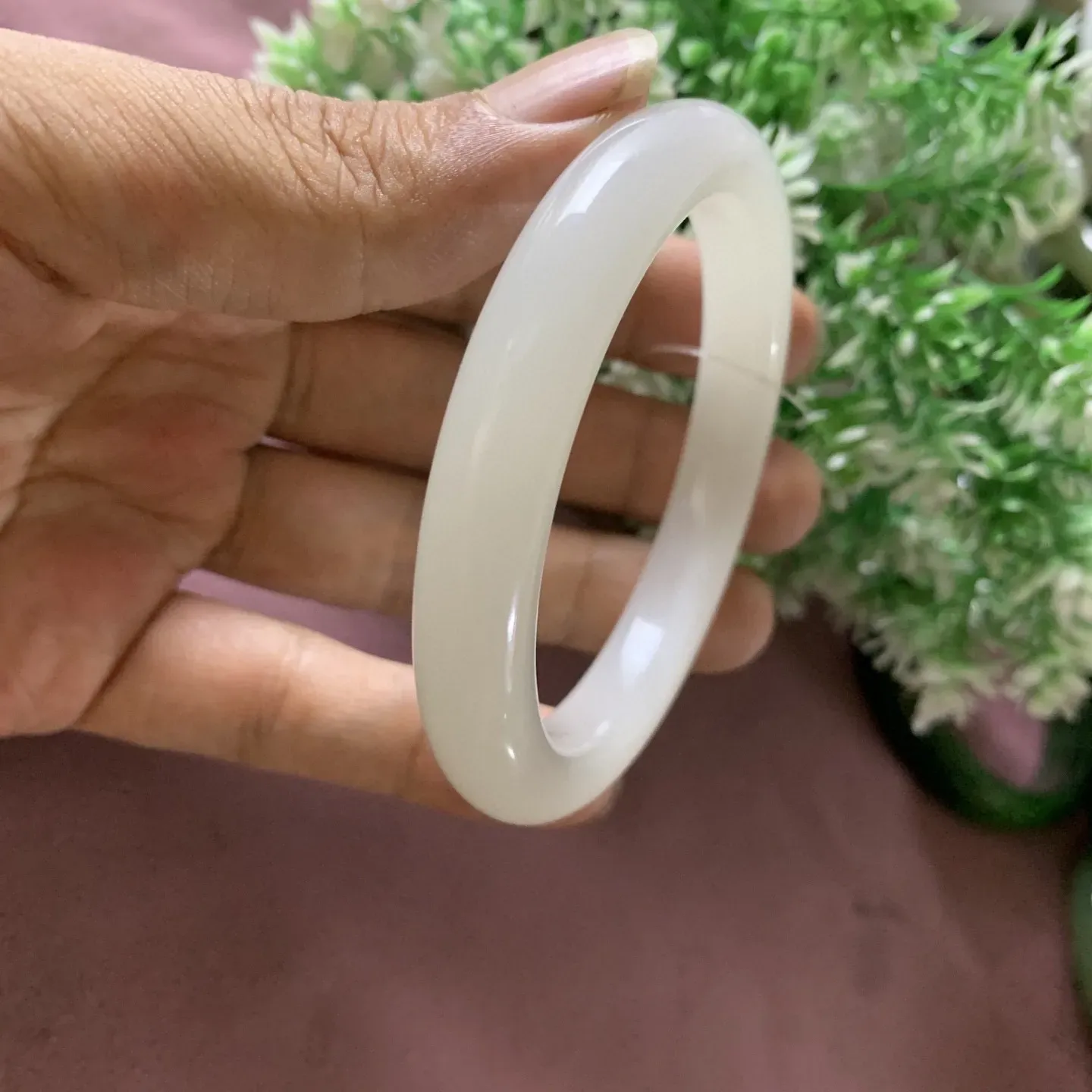 冰白色，和田玉56.5圈口羊脂白手镯，玉质特细腻油润，高脂粉，高品质，萦绕腕间时，古韵不失时尚，素雅不失品味，细腻光滑的触感，使人沉醉，气质高雅