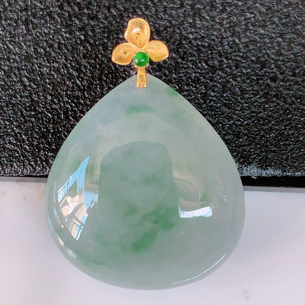 18k金镶嵌冰种飘花翡翠水滴吊坠，沁人心脾，精致典雅的设计，为佩戴者，增添色彩，送礼自留都是佳品选择！#94.18