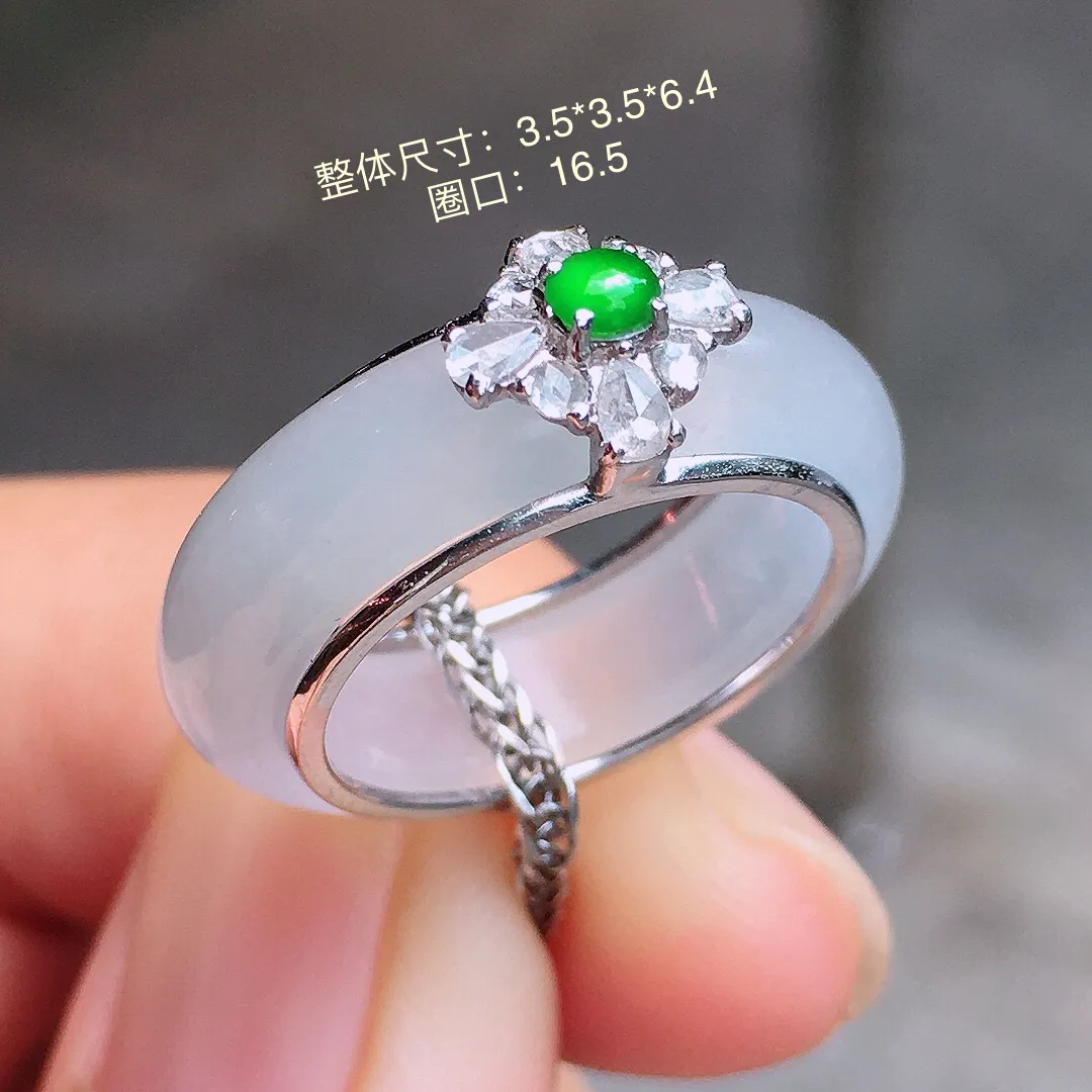 冰种指环，玉质细腻，荧光感超
强，饱满圆润，尽显优雅气质，18k
金豪华镶嵌