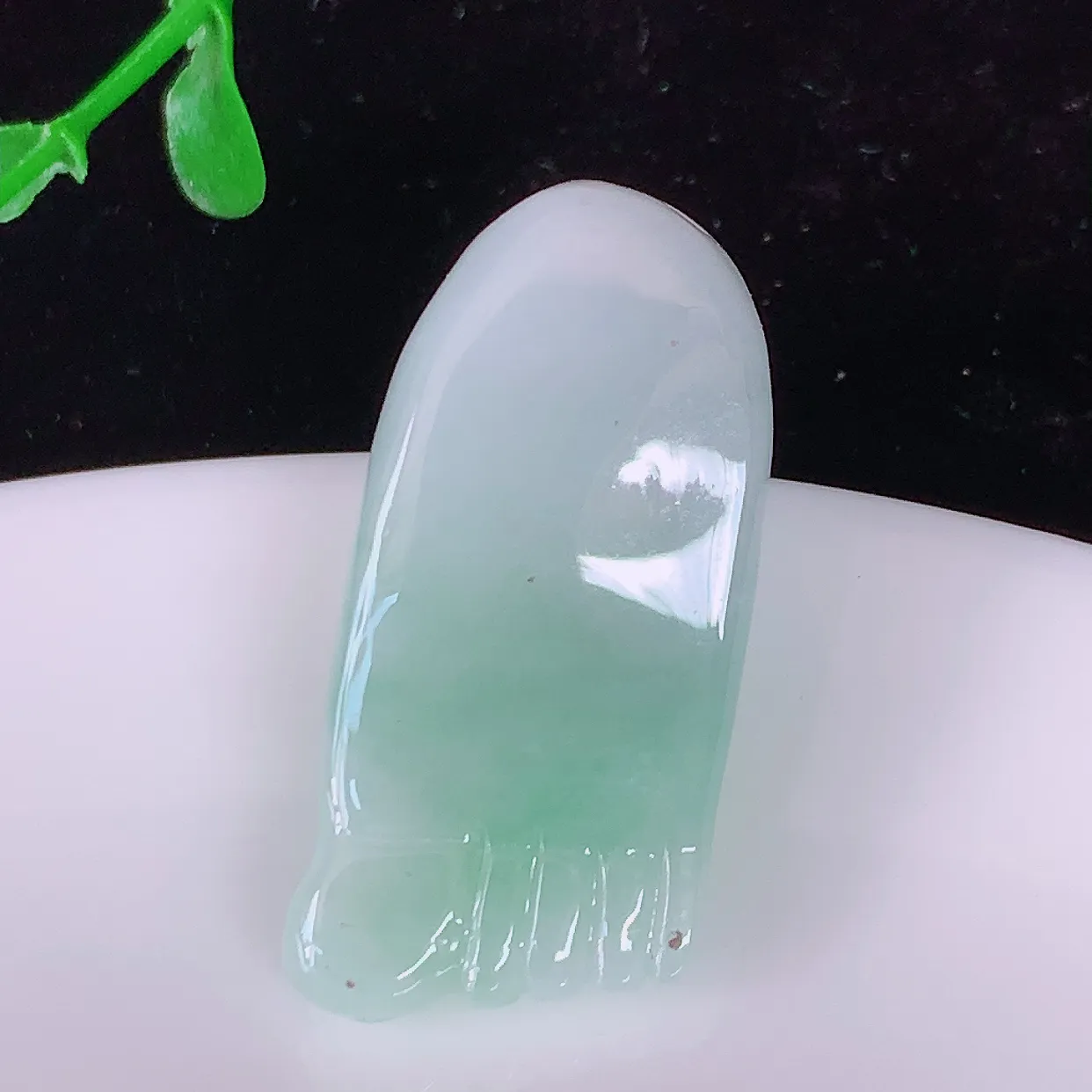 自然光实拍，冰润飘绿翡翠知足常乐吊坠，种老水足，雕工精湛 ，寓意美好，佩戴时尚出众！#87.18