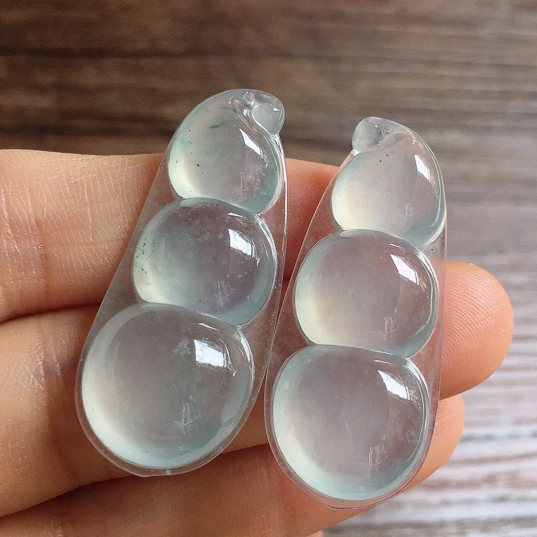 冰晴底福豆一对，镶嵌佳品，冰润细腻，种水足，整体尺寸39.2*16.8*7.2