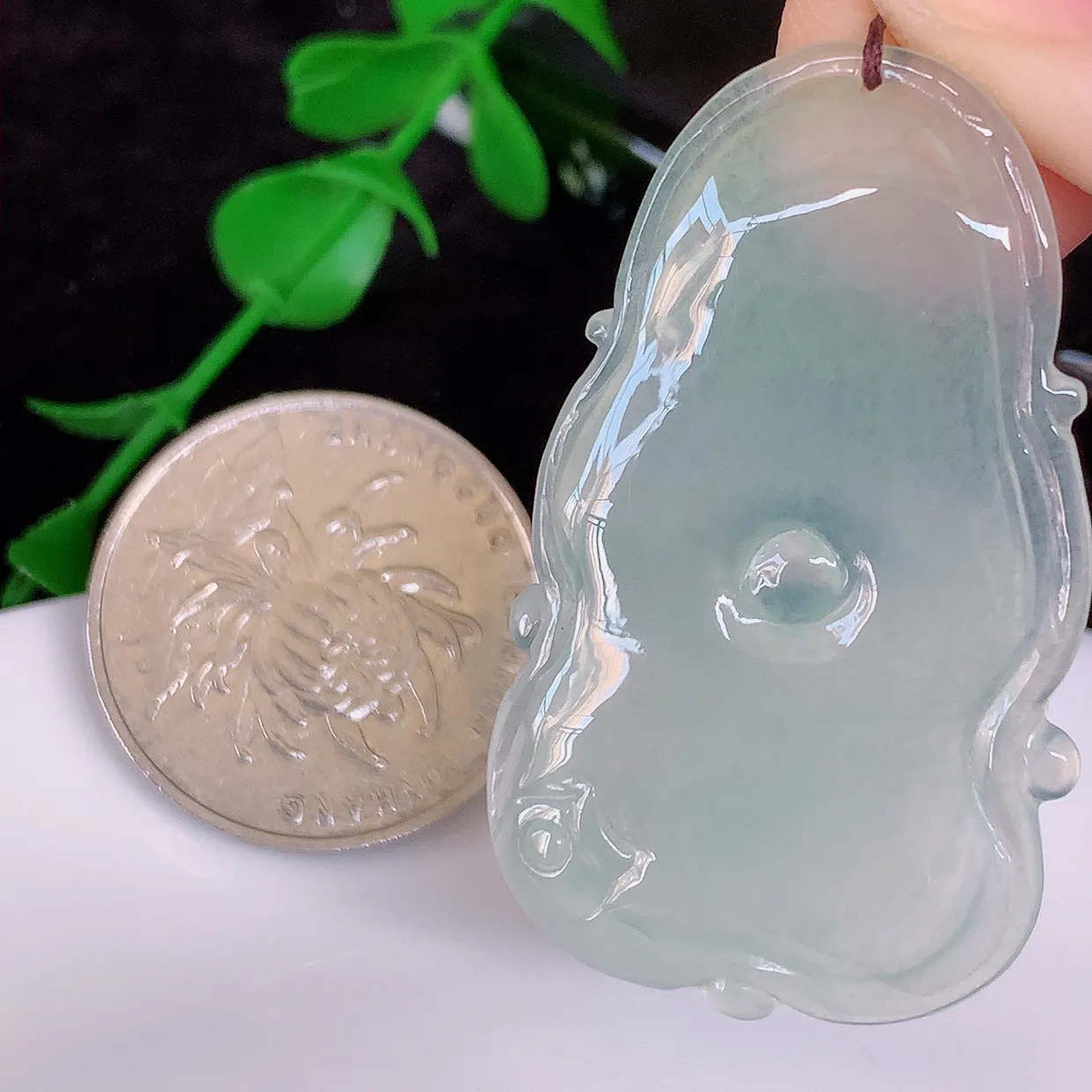 自然光实拍，冰种翡翠荷叶鱼、和和美美玉坠，财源广进，自然隐逸、荷本是素不着尘之物，有和美之寓意。#41.18