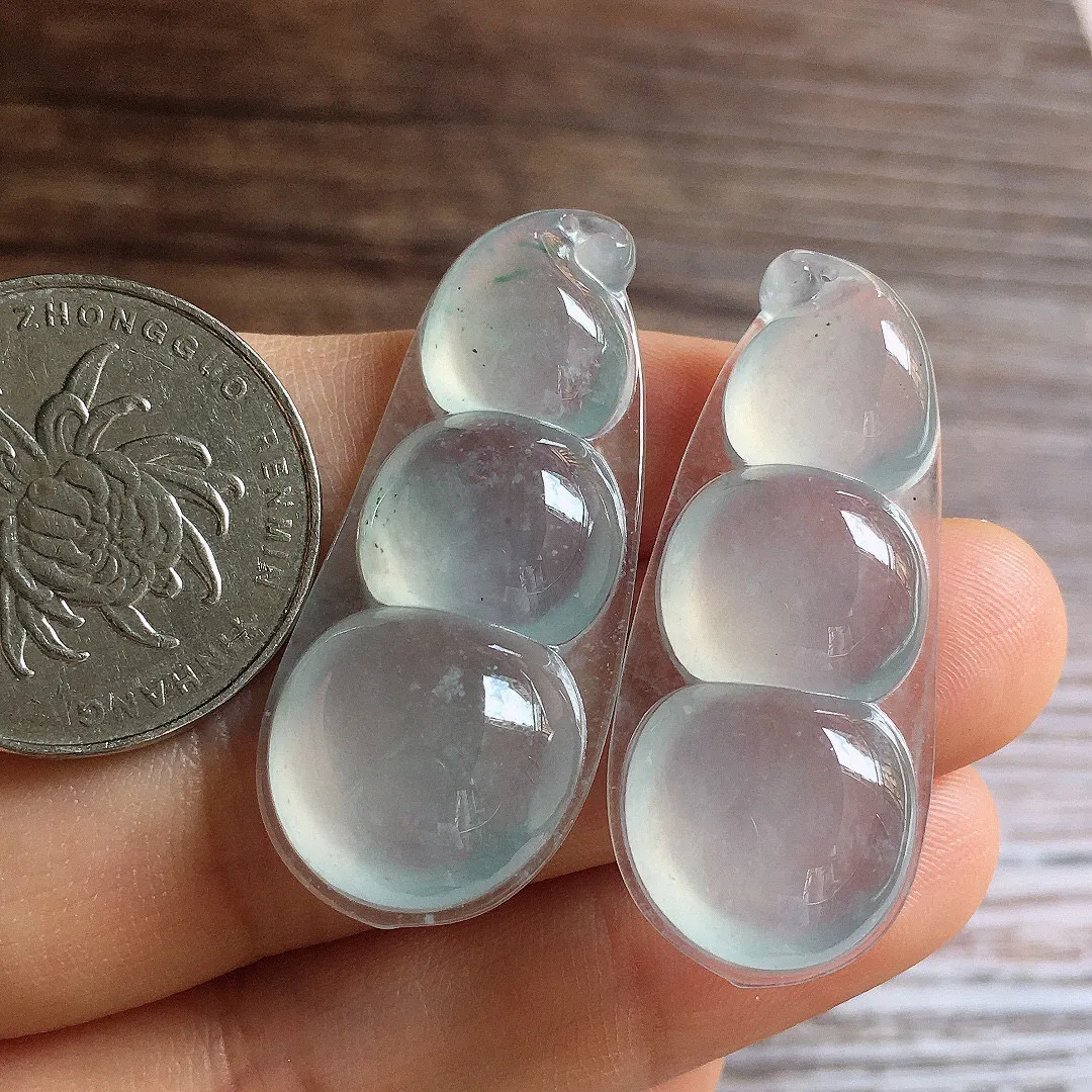 冰晴底福豆一对，镶嵌佳品，冰润细腻，种水足，整体尺寸39.2*16.8*7.2