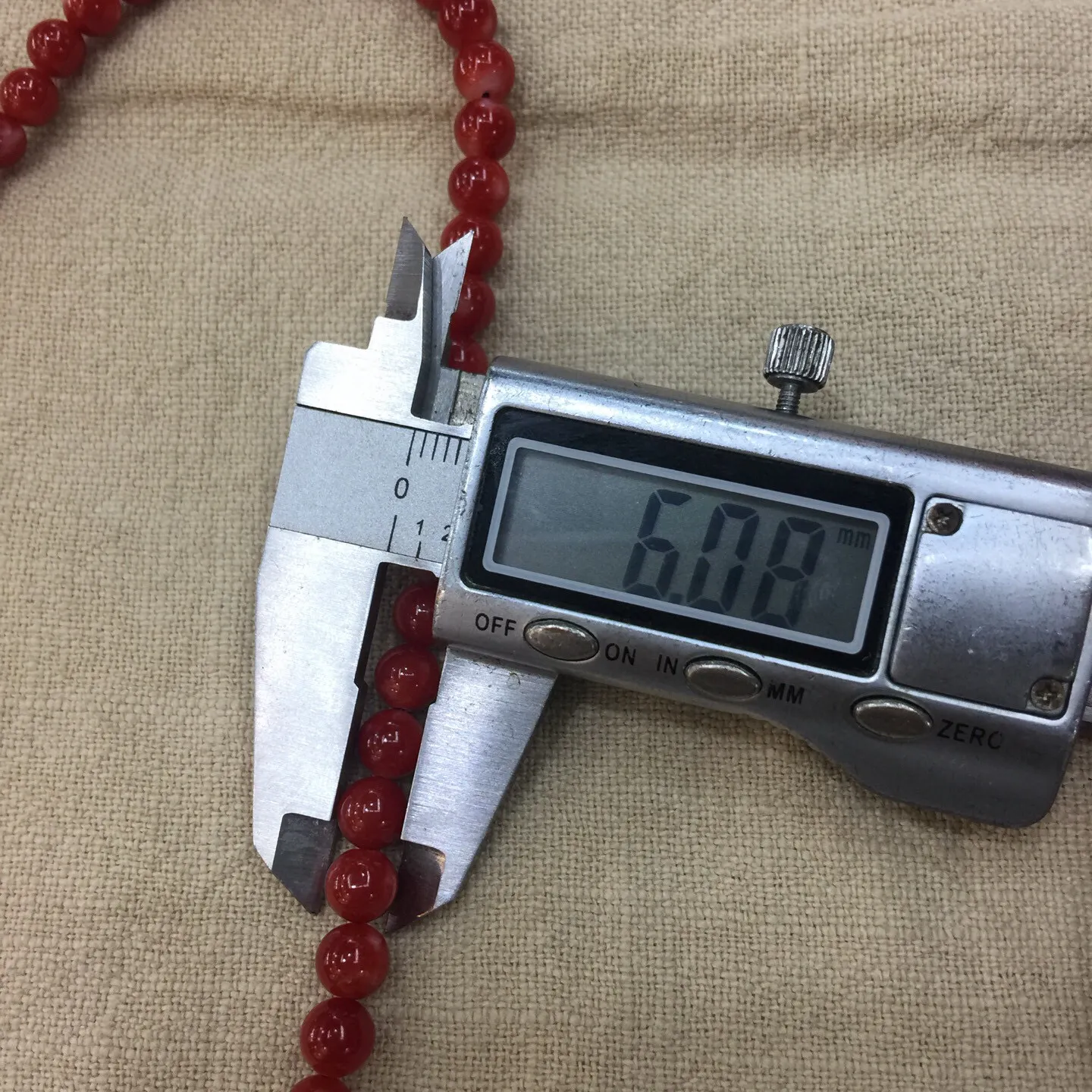 【天然日本阿卡红珊瑚6mm圆珠108珠链手链项链两用款】难得高瓷度，整条少虫眼少白芯的阿卡圆珠。整条牛血红颜色，珠子直径6.08-5.48mm，每颗珠子均为天然的珊瑚，珊瑚自古就为佛教珍宝，深海千年有机宝石！收藏价值高、可传承！重量31.7克！实物漂亮！