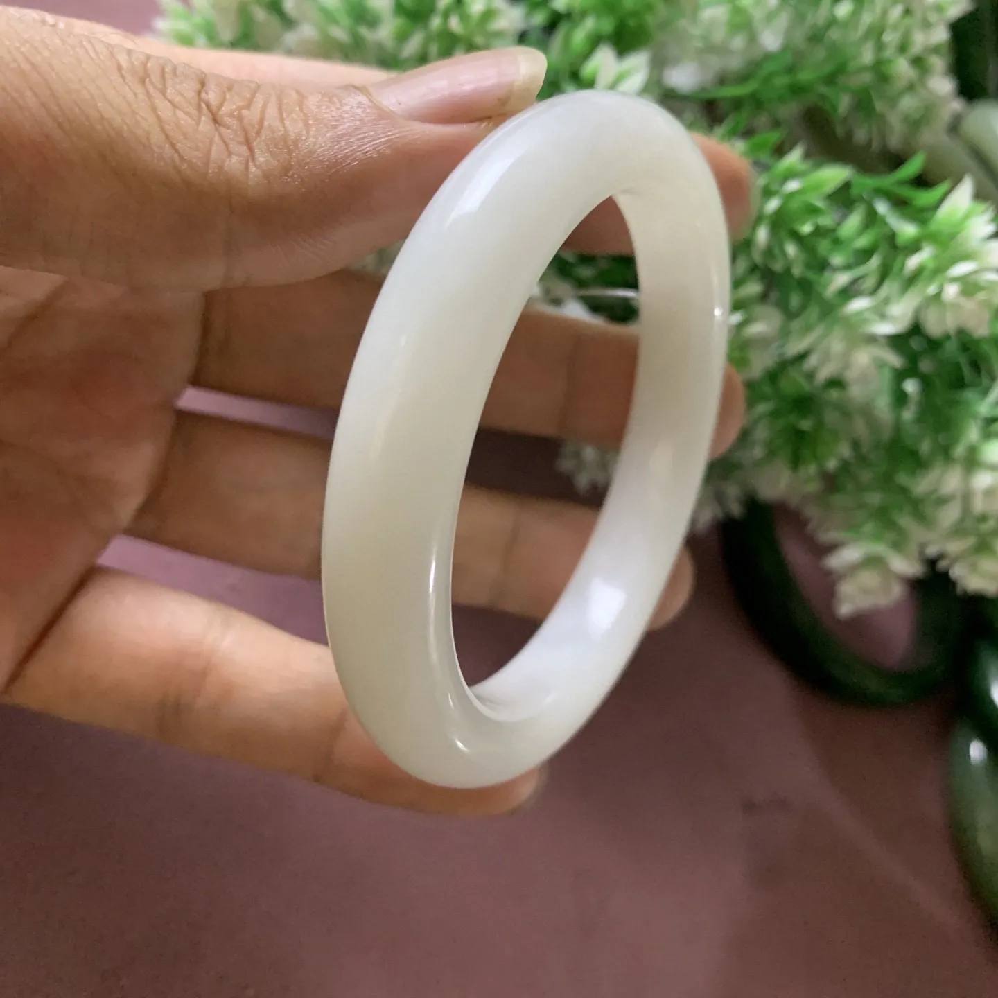 和田玉55.5圈口羊脂白手镯，玉质特细腻油润，高脂粉，高品质，萦绕腕间时，古韵不失时尚，素雅不失品味，细腻光滑的触感，使人沉醉，气质高雅