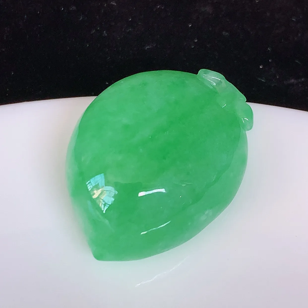自然光实拍，冰润满绿翡翠桃子吊坠，种老水足，雕工精湛 ，寓意美好，佩戴时尚出众！#05.18