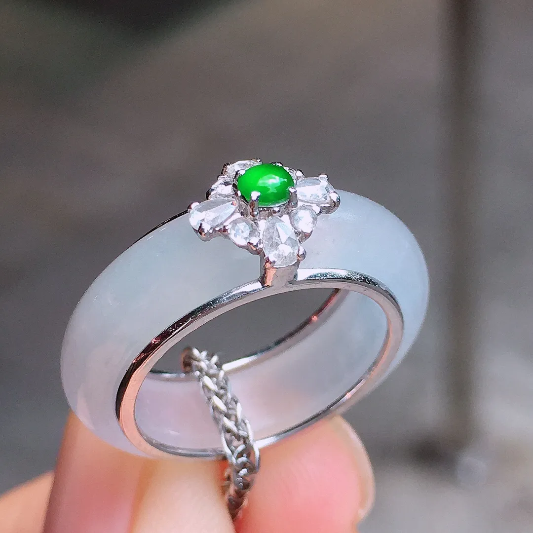 冰种指环，玉质细腻，荧光感超
强，饱满圆润，尽显优雅气质，18k
金豪华镶嵌