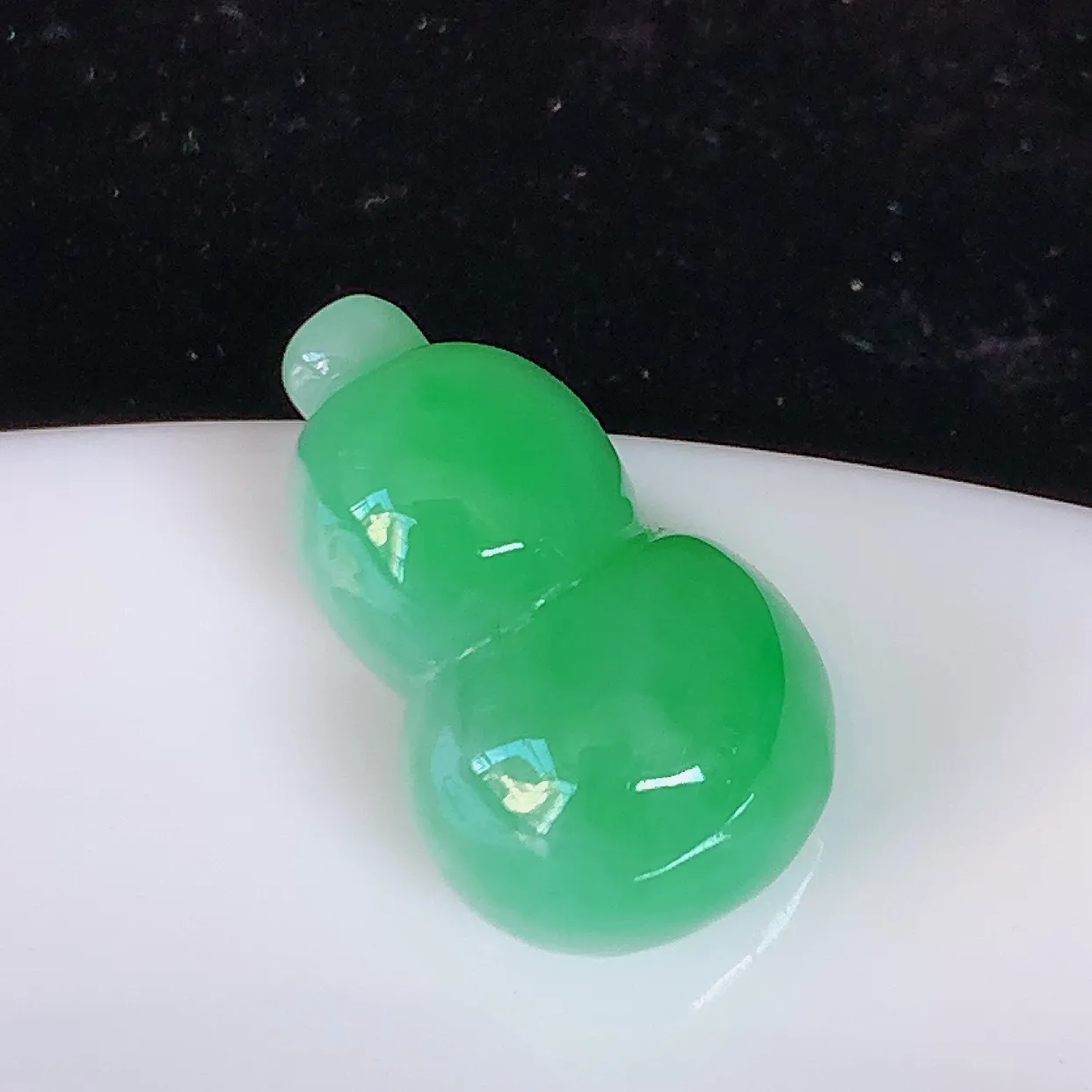 自然光实拍，冰润绿翡翠葫芦戒面，蛋面，种老水足，雕工精湛 ，寓意美好，佩戴时尚出众！#05.18尺寸17*10.5*8.5mm