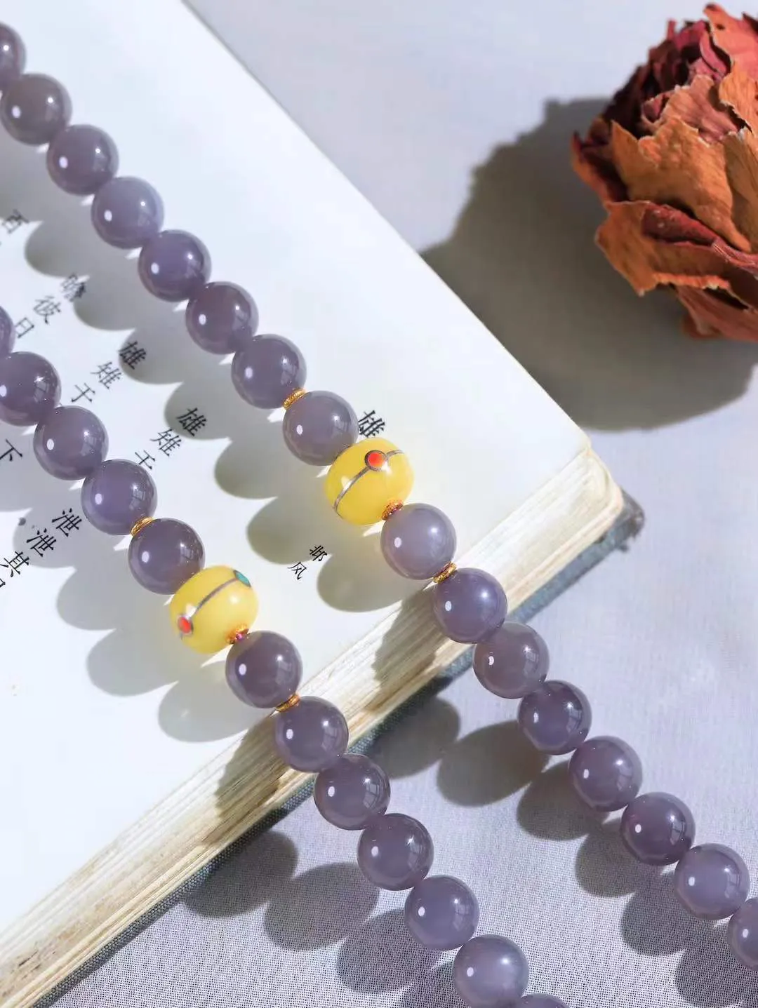 【链.108】

精品️和田玉烟紫圆珠挂链 玉质温润细腻 油性十足 佩戴舒适。珠珠落玉盘，间关莺语花底滑，一生美好时光，无论身在何处，都有它相伴相守。事事顺遂，幸福美满，吉祥如意。重117.9克 尺寸取一9.7mm FDL-11901838