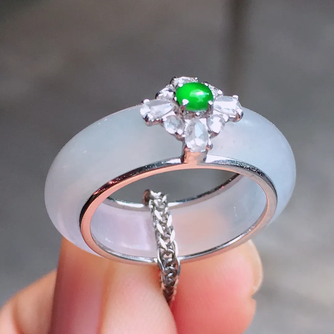 冰种指环，玉质细腻，荧光感超
强，饱满圆润，尽显优雅气质，18k
金豪华镶嵌