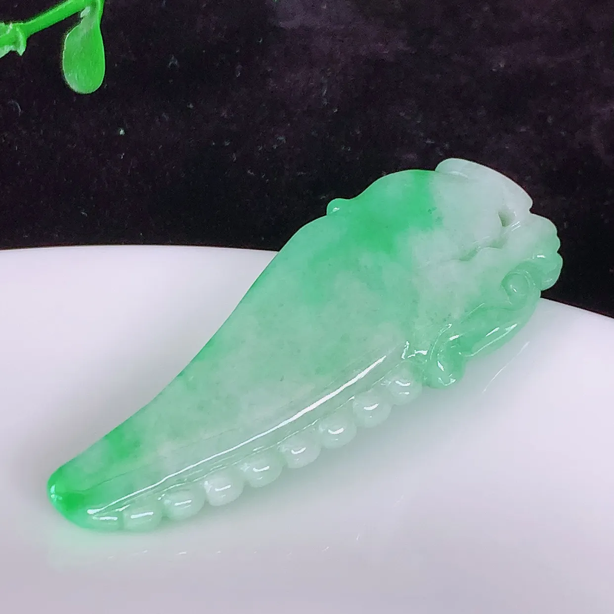 自然光实拍，精雕飘绿翡翠龙牙吊坠，龙行天下，雕工立体精湛，种老水足，配戴霸气时尚，值得收藏!#87.18