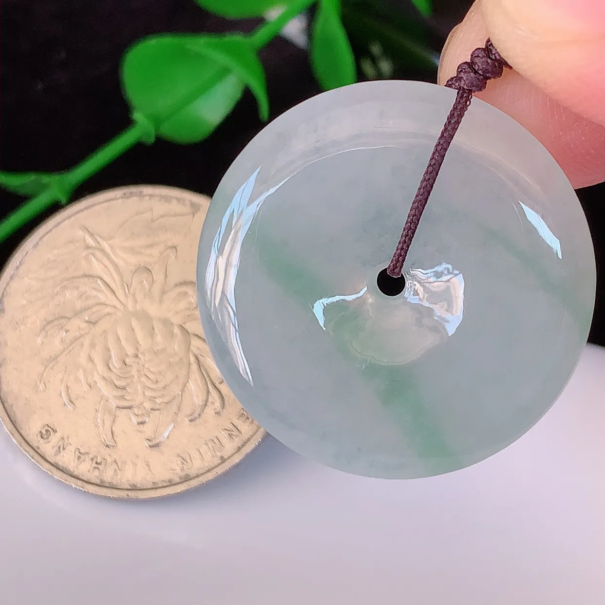 自然光实拍，冰种飘花翡翠平安扣吊坠，种老水足，雕工精湛 ，寓意美好，佩戴时尚出众！#41.11