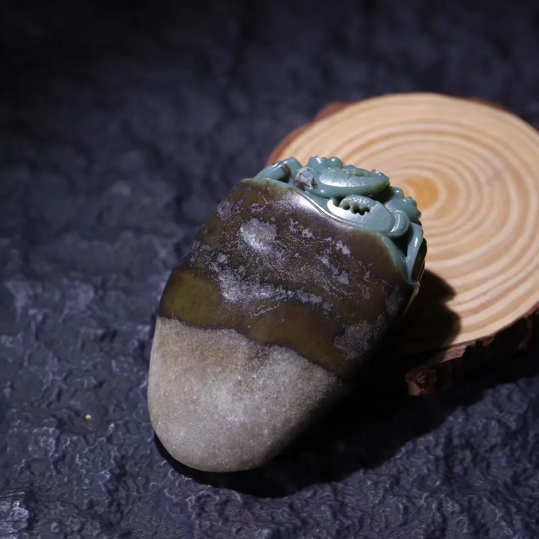 月末限定款——特色小螃蟹的寓意是什么
1️⃣螃蟹🦀八条腿象征着“八面来财”和“财运亨通”，因为“八”与“发”在谐音上相似，代表着发财的意思；

2️⃣两个大钳子象征着抓住财富，有时也被称为“横财大将军”，意味着横行霸道，财运亨通；

螃蟹也与学业成功相关联，特别是与“解元”相关，代表着金榜题名和才华横溢；

螃蟹八只脚稳稳地落在地上，寓意着事业稳定，步步高升；

螃蟹与“敢吃螃蟹”相联系，象征着勇于开拓创新的精神。
75-48-20mm，110g