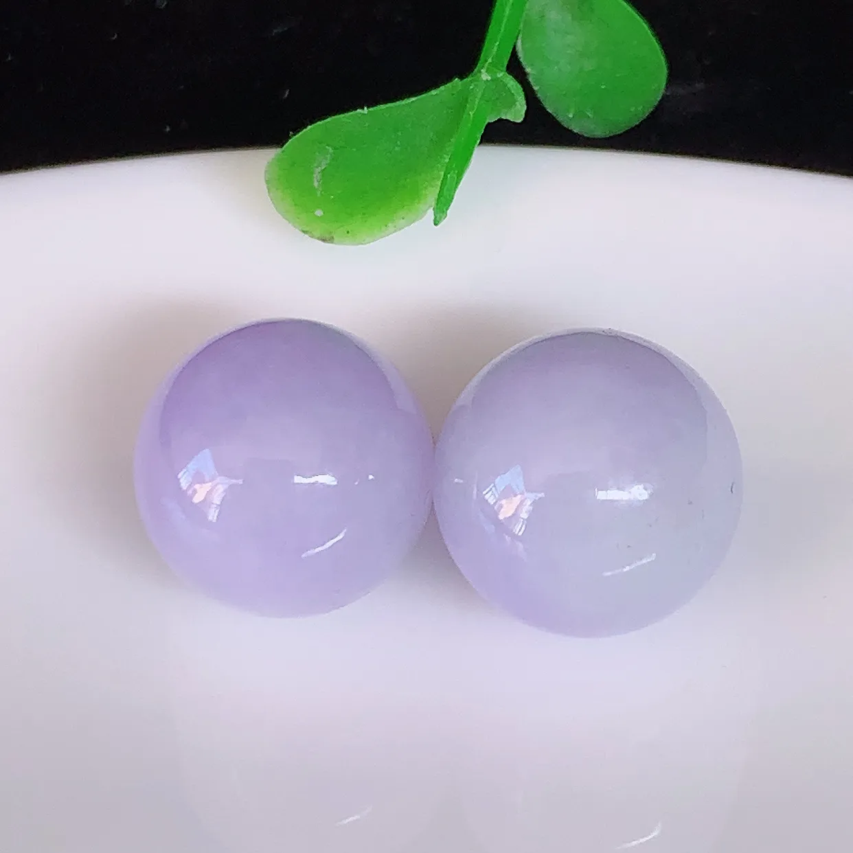 自然光实拍，冰紫罗兰翡翠一对转运珠、圆珠吊坠，寓意“时来运转，财源滚滚” 寓意佳，荧光灼灼，转运珠佩