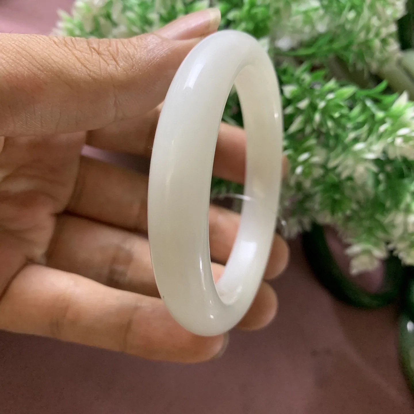 和田玉55.5圈口羊脂白手镯，玉质特细腻油润，高脂粉，高品质，萦绕腕间时，古韵不失时尚，素雅不失品味