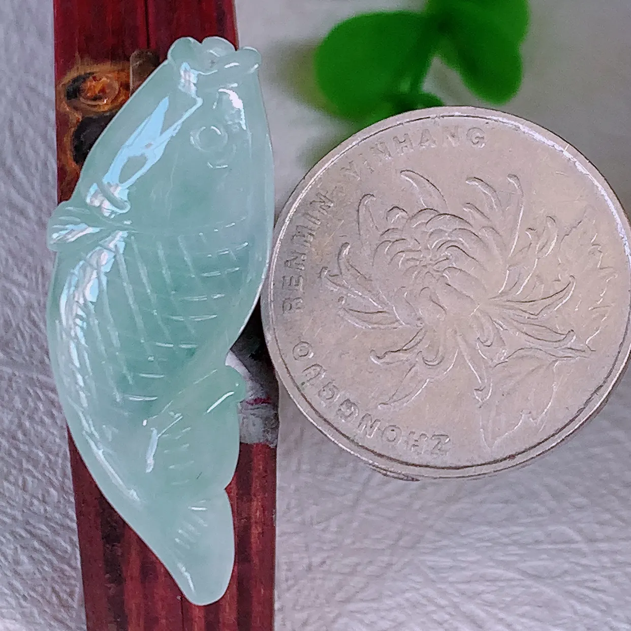 自然光实拍，冰飘花翡翠年年有余，自由自在玉吊坠，寓意财源广进，雕工婉约，栩栩如生，佩戴优雅迷人！#05.18