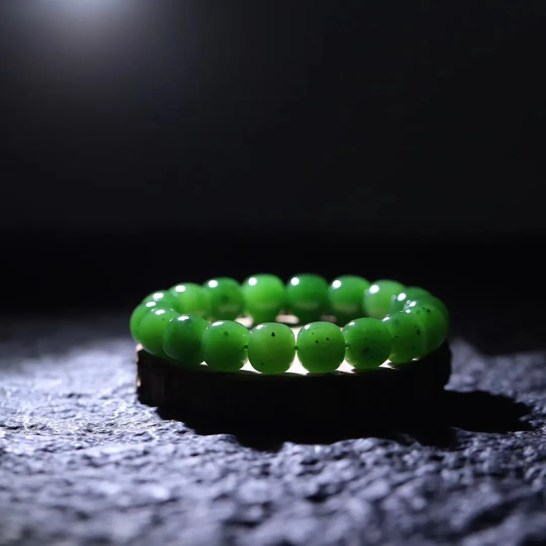 ●——〈碧玉手串〉


1️⃣实打实的优质碧玉料。质地细腻到什么程度呢滑溜溜的，摸起来特别舒服，这么好的料子，光是成本就很高，能拥有它，真的是缘分和福气。

2️⃣颜色是浓郁的菠菜绿，匀得很，在光下一晃，光泽温润又透亮，仿佛珠子里锁着光，灵得很，瞬间就能抓住人的眼球；
11-12mm，52.9g
