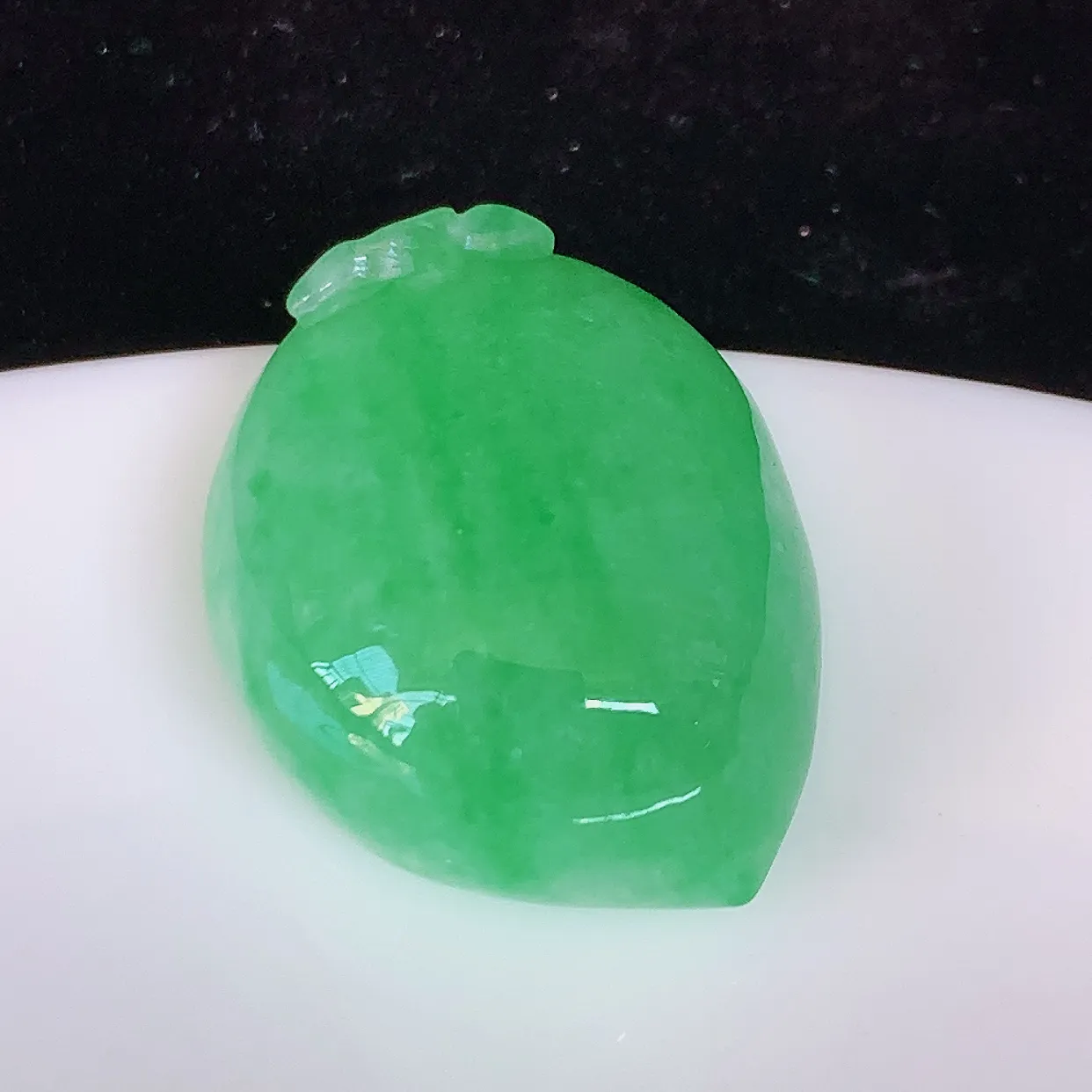 自然光实拍，冰润满绿翡翠桃子吊坠，种老水足，雕工精湛 ，寓意美好，佩戴时尚出众！#05.18
