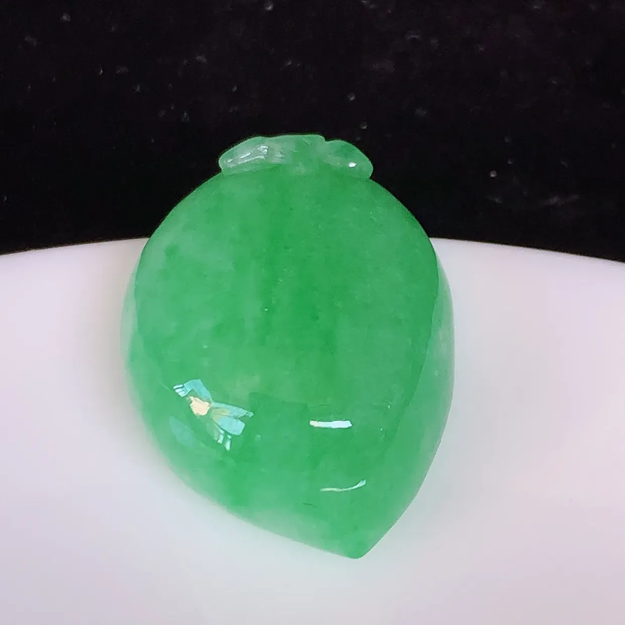 自然光实拍，冰润满绿翡翠桃子吊坠，种老水足，雕工精湛 ，寓意美好，佩戴时尚出众！#05.18