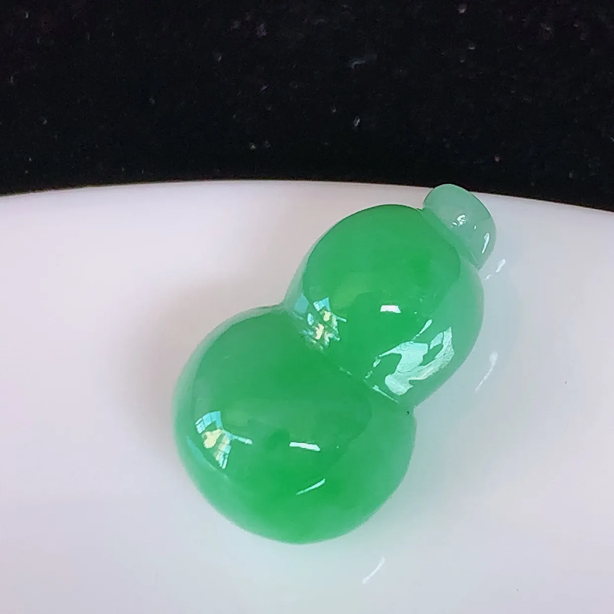 自然光实拍，冰润绿翡翠葫芦戒面，蛋面，种老水足，雕工精湛 ，寓意美好，佩戴时尚出众！#05.18尺寸17*10.5*8.5mm