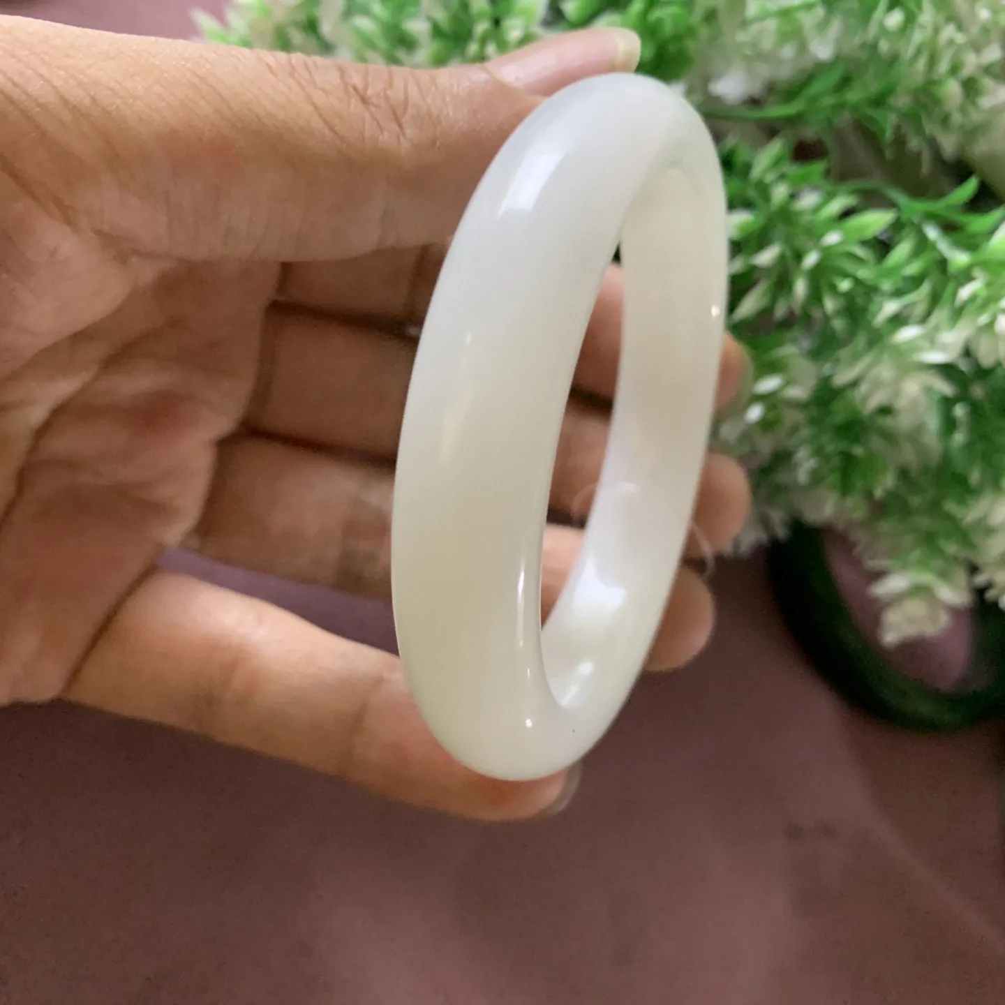 和田玉53.5圈口羊脂白手镯，圈口53.5宽13mm玉质特细腻油润，高脂粉，高品质，萦绕腕间时，古韵不失时尚，素雅不失品味，细腻光滑的触感，使人沉醉，气质高雅