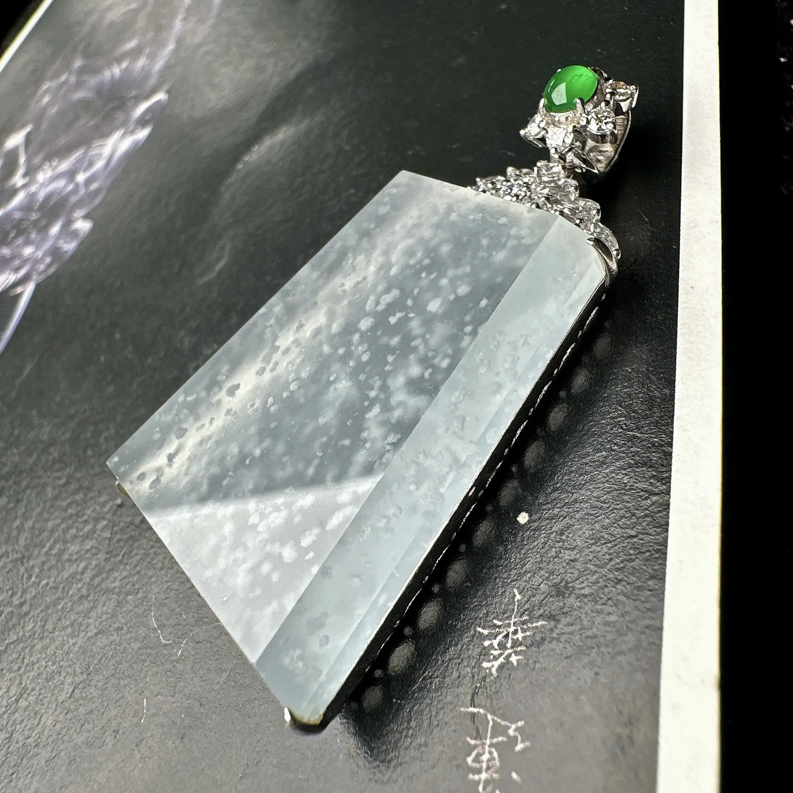 【冰种无事牌】老坑雪花棉，种地优秀，质地细腻冰润，通透感上乘，冰胶俱佳，18k金钻镶嵌，裸石尺寸32.8*27.7*6.4毫米